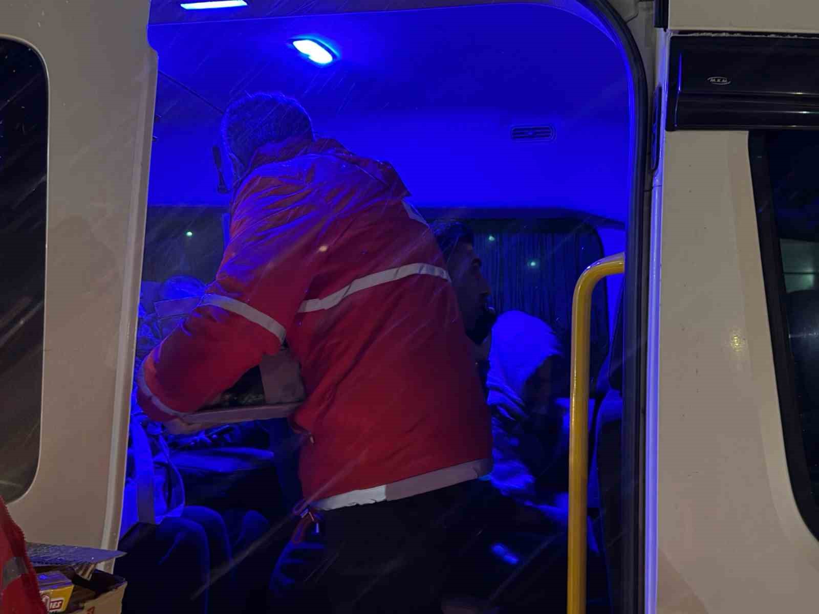 musta kar ve tipi yolda mahsur kalan vatandaslarin imdadina kizilay yetisti 1 LRCszhDL