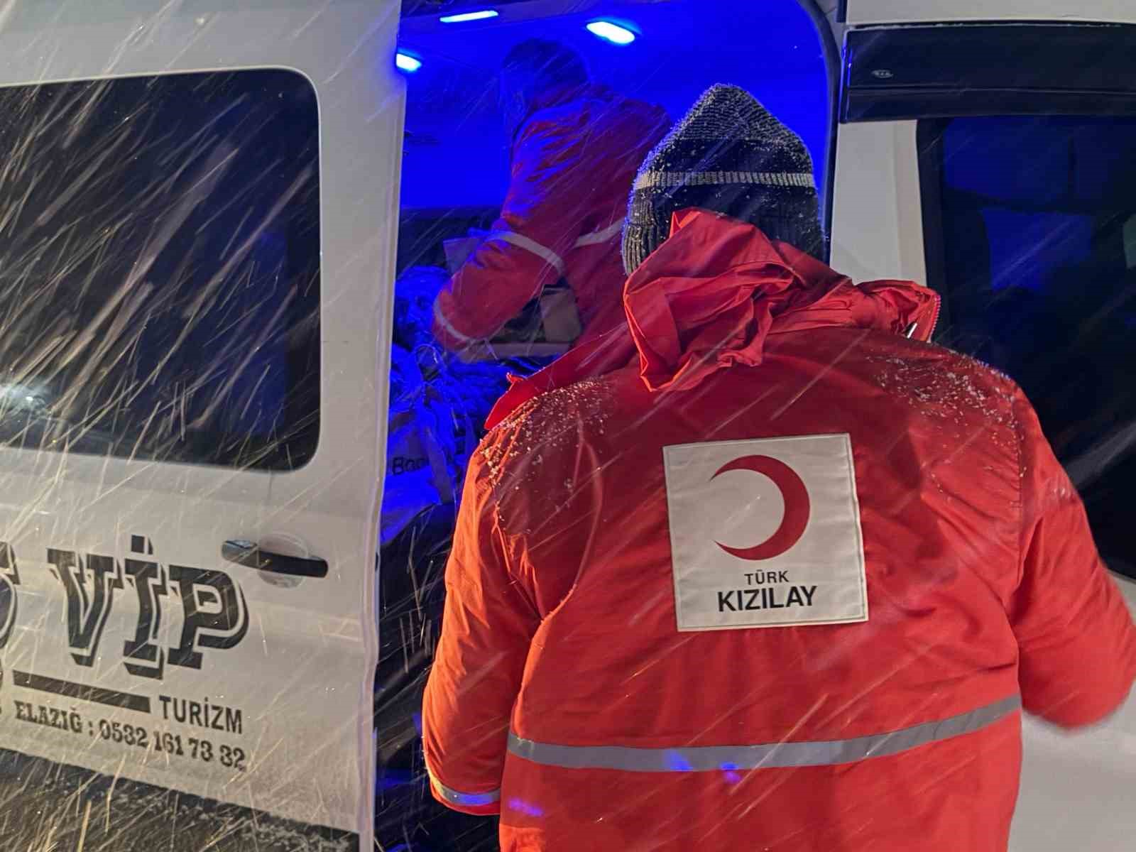 musta kar ve tipi yolda mahsur kalan vatandaslarin imdadina kizilay yetisti 3 9PRqkkrD