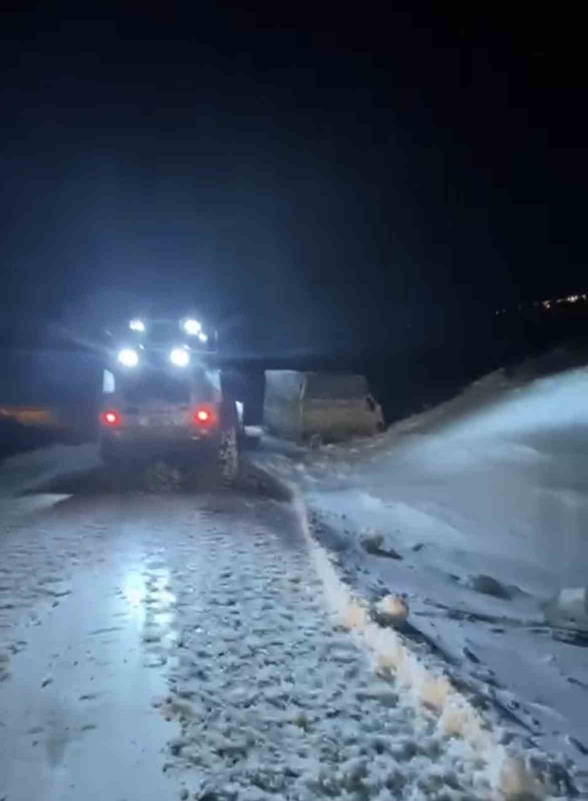 musta kar yagisi 250 koy yolunu ulasima kapatti 1 v86BWcVk