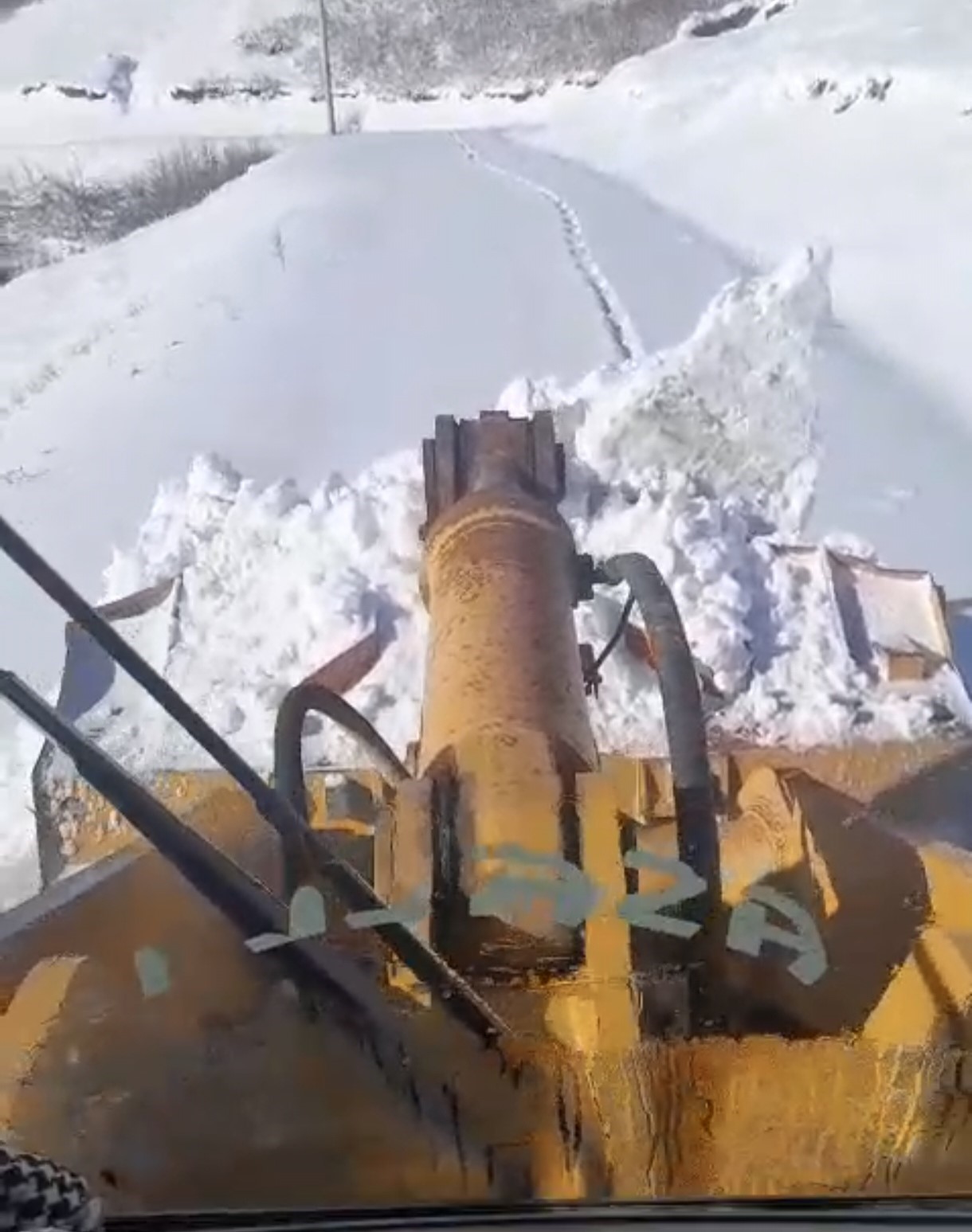 musta kar yagisi 333 koy yolu kapandi 1 XgIPethv