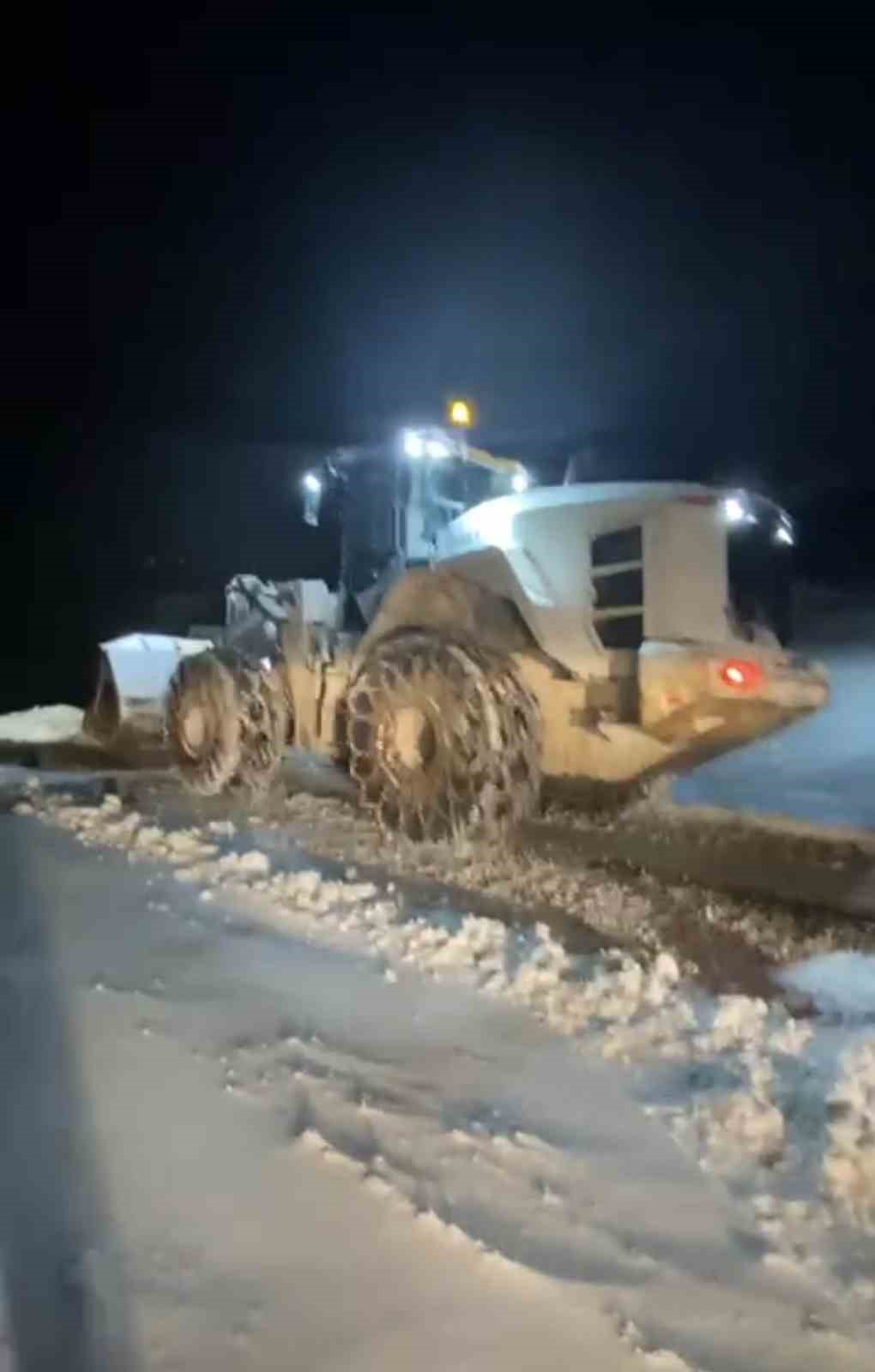 musta kar yagisi 333 koy yolu kapandi 2 ulIwi68S