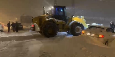 musta-kar-yagisi-345-koy-yolu-ulasima-kapandi-sYVPlbZG.jpg