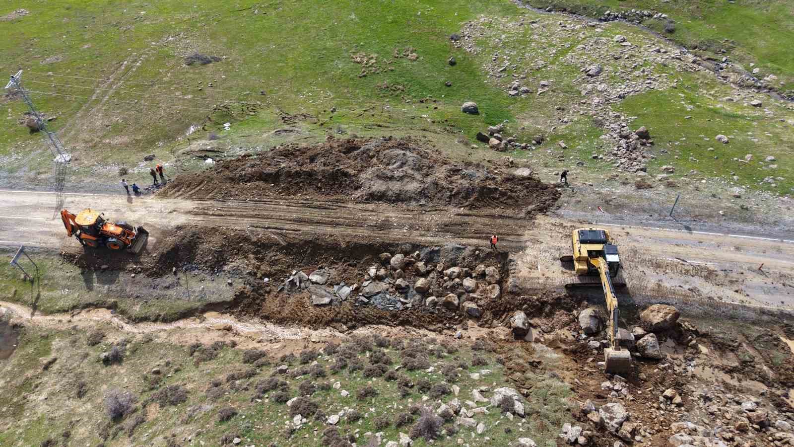 Muş’ta kara yolu çöktü 5 musta kara yolu coktu 1 OvfD3ZXC