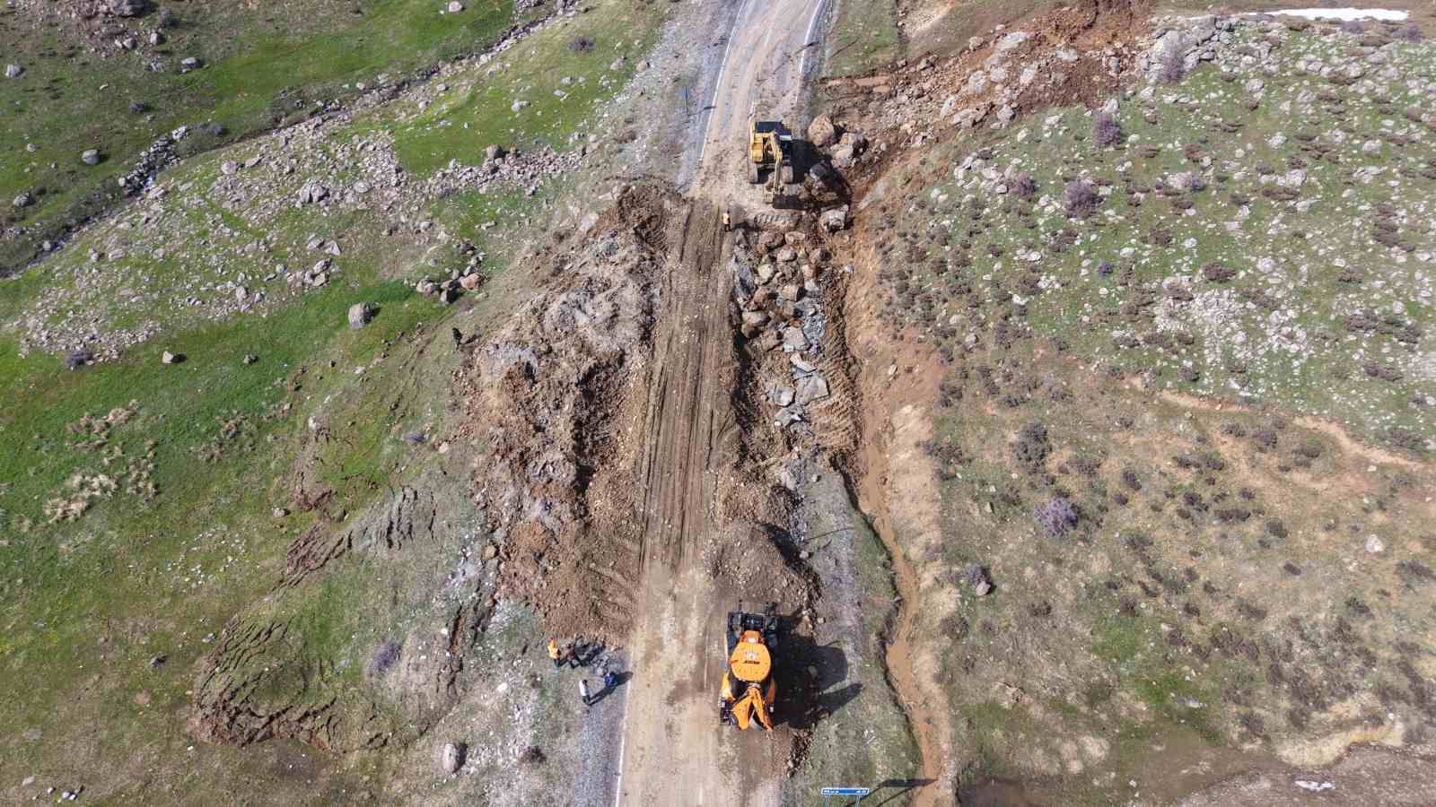 Muş’ta kara yolu çöktü 6 musta kara yolu coktu 2 VF3pSJZX