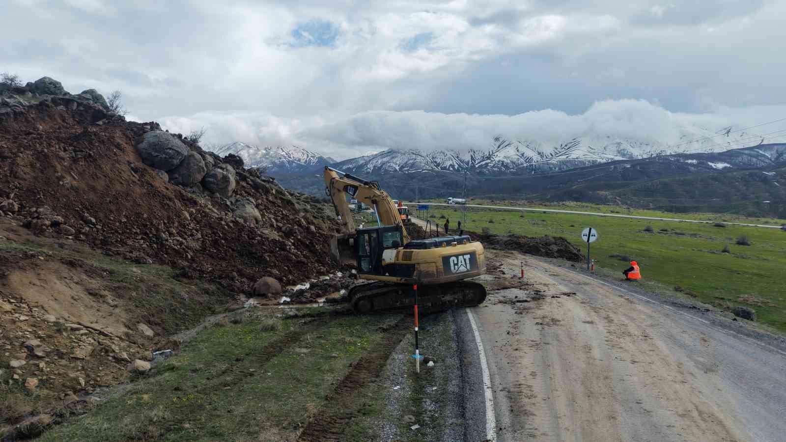 Muş’ta kara yolu çöktü 7 musta kara yolu coktu 3 XDVmJ6b4
