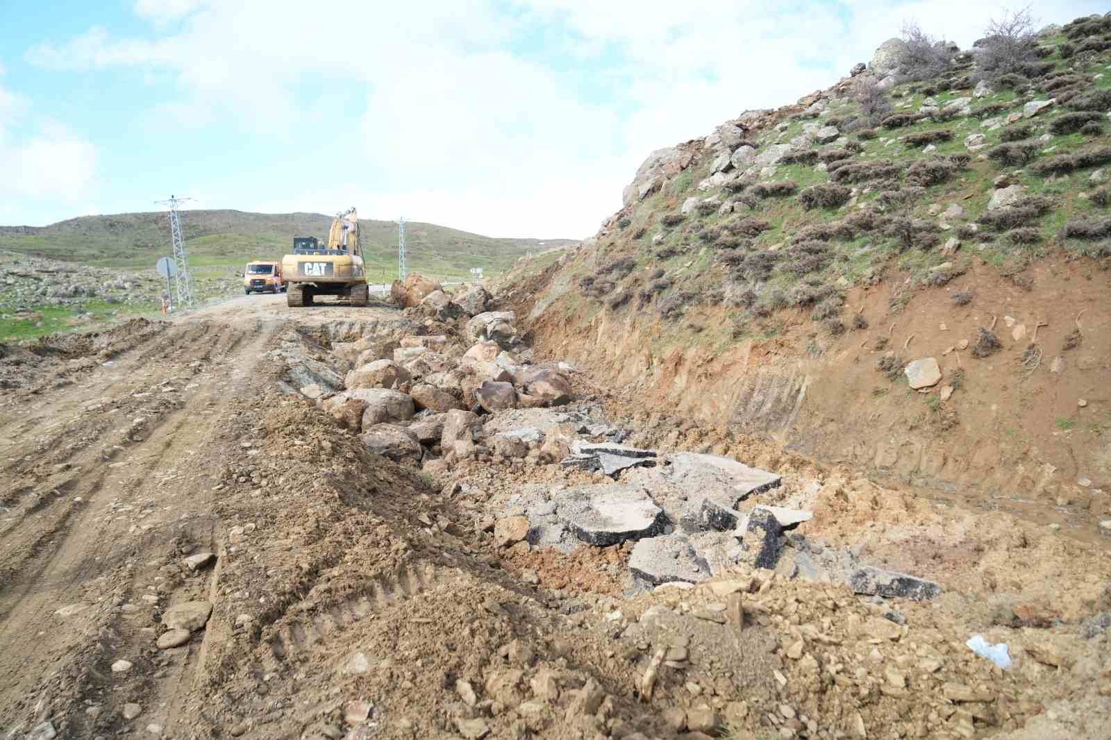 Muş’ta kara yolu çöktü 8 musta kara yolu coktu 4 fdd58OSV