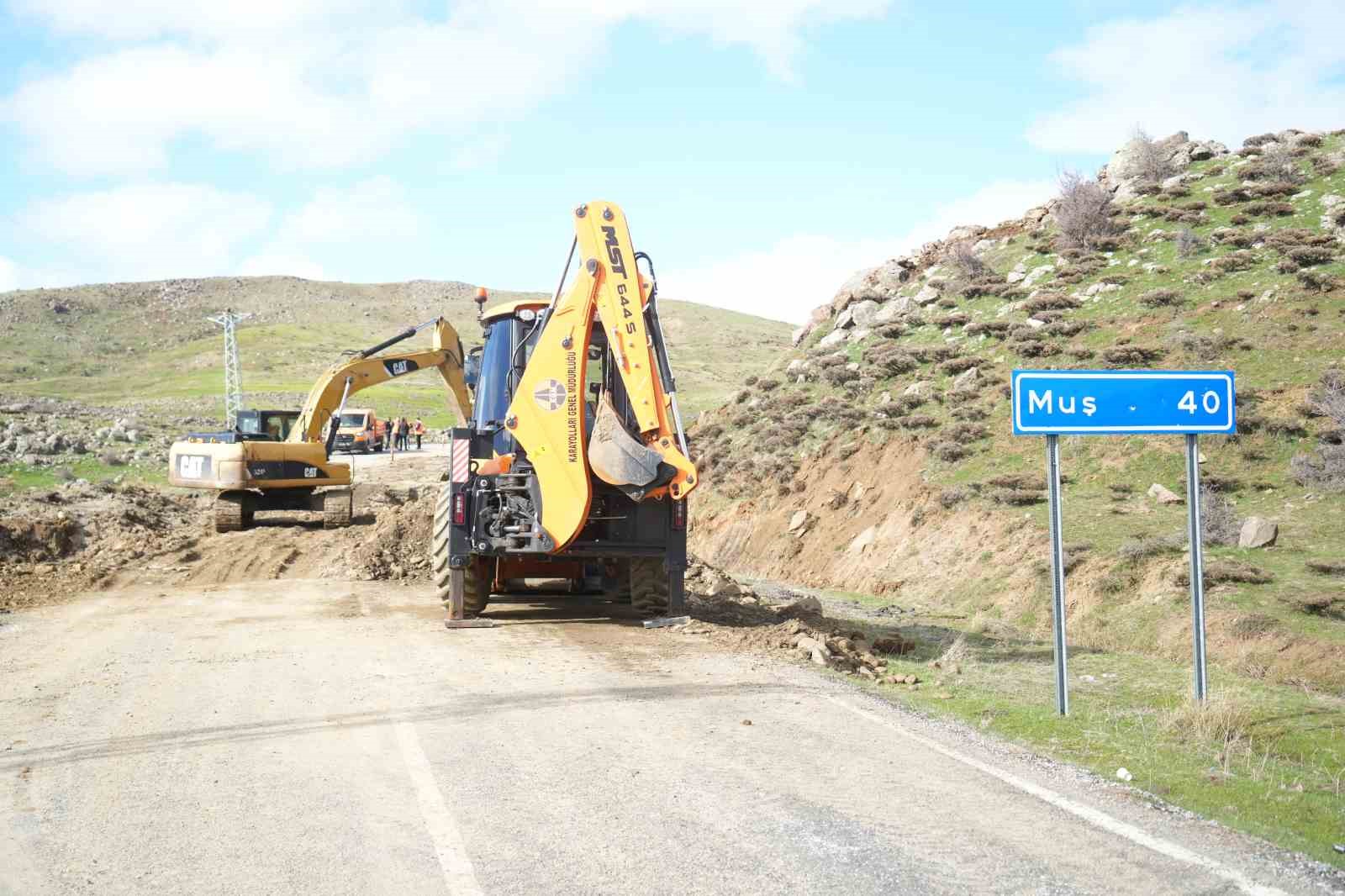 Muş’ta kara yolu çöktü 9 musta kara yolu coktu 5 PhzLz3IS