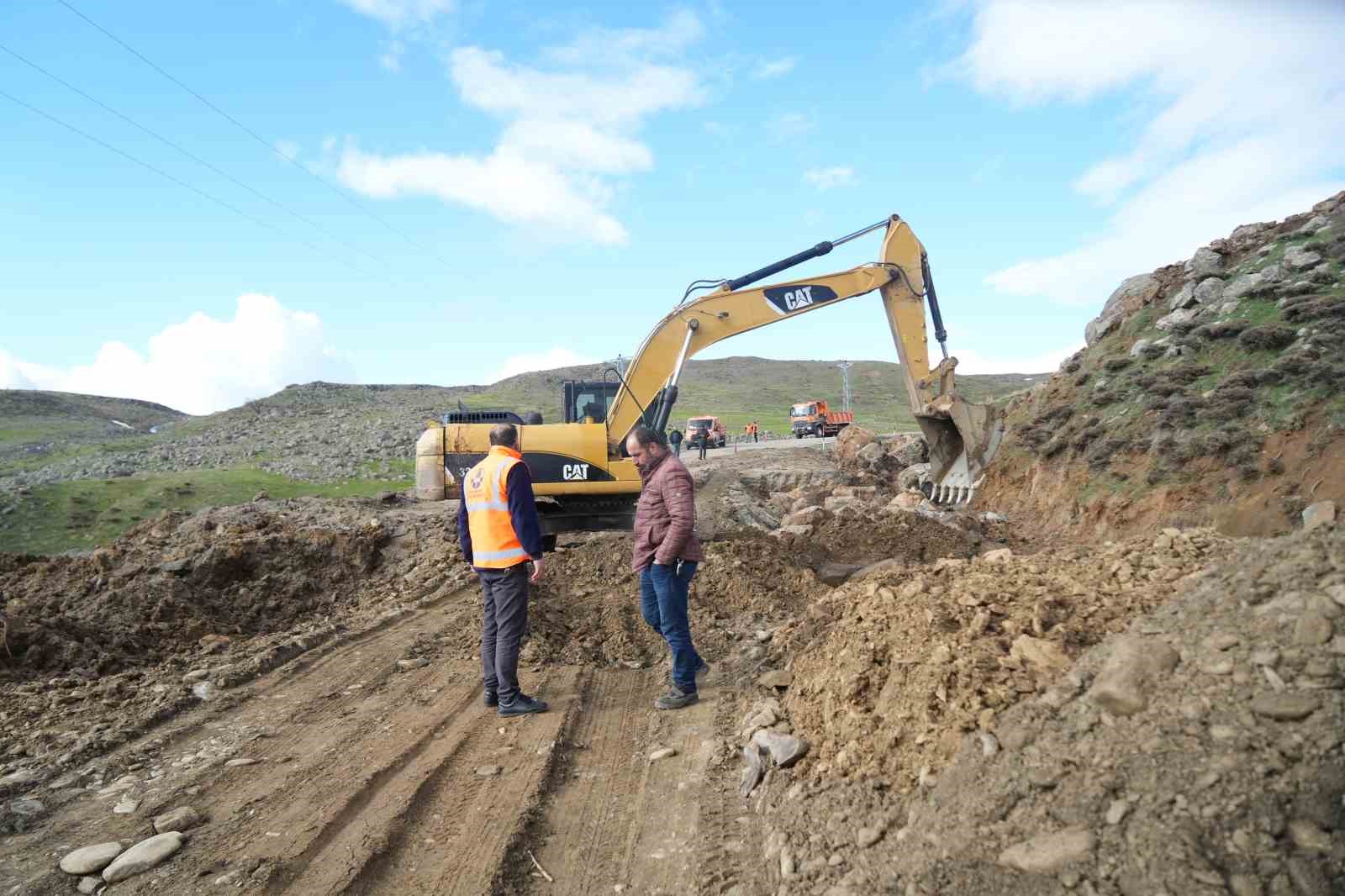 Muş’ta kara yolu çöktü 10 musta kara yolu coktu 6 JSASyEQt