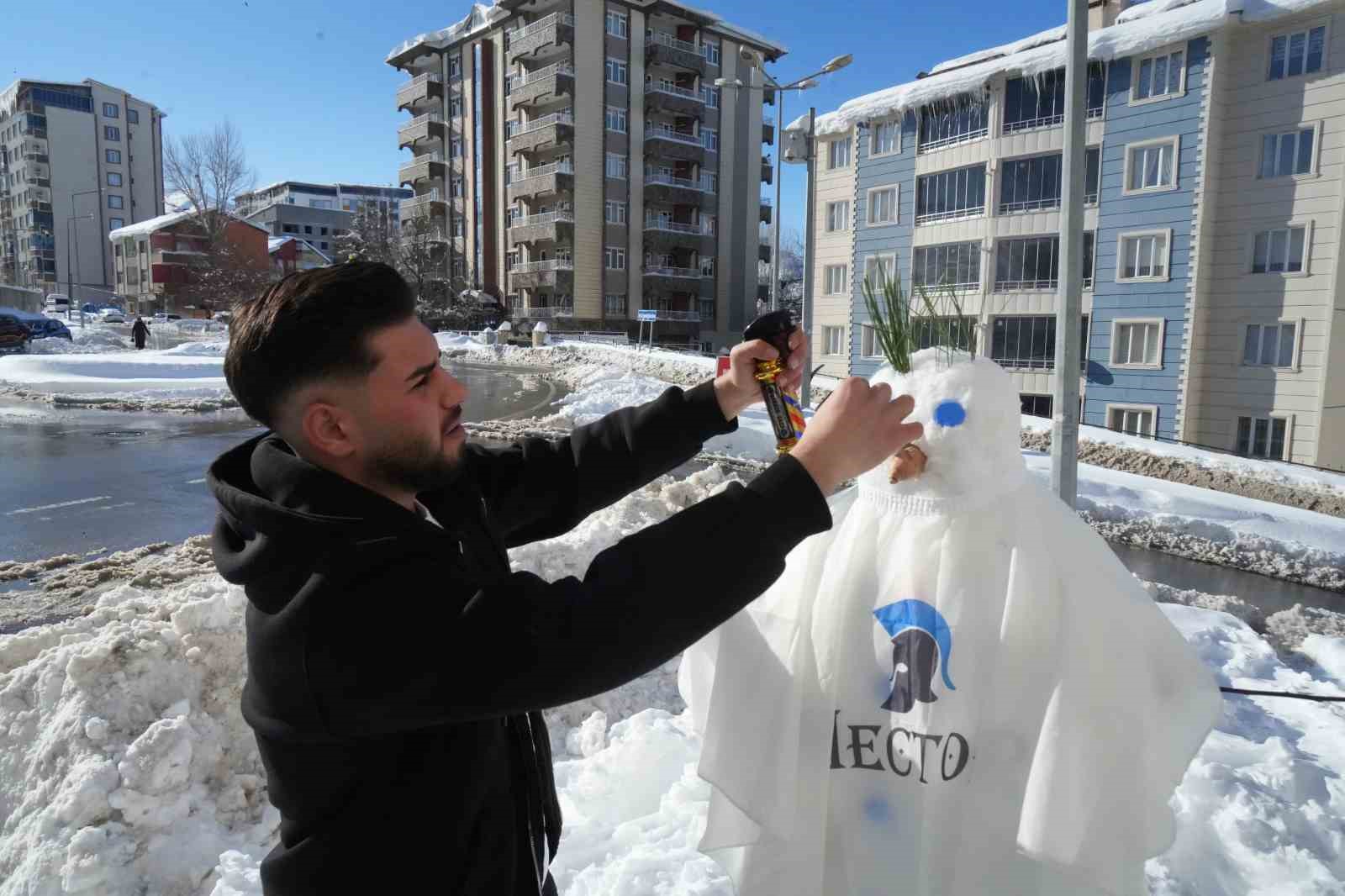 musta kari eglenceye donusturen berberler kardan adami tiras etti 0 EljJpO1v