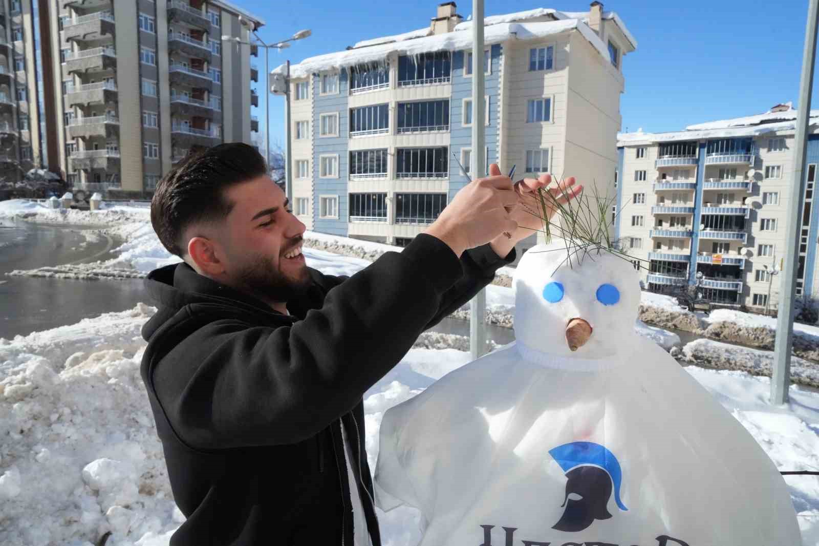 musta kari eglenceye donusturen berberler kardan adami tiras etti 2 qi9MROZW