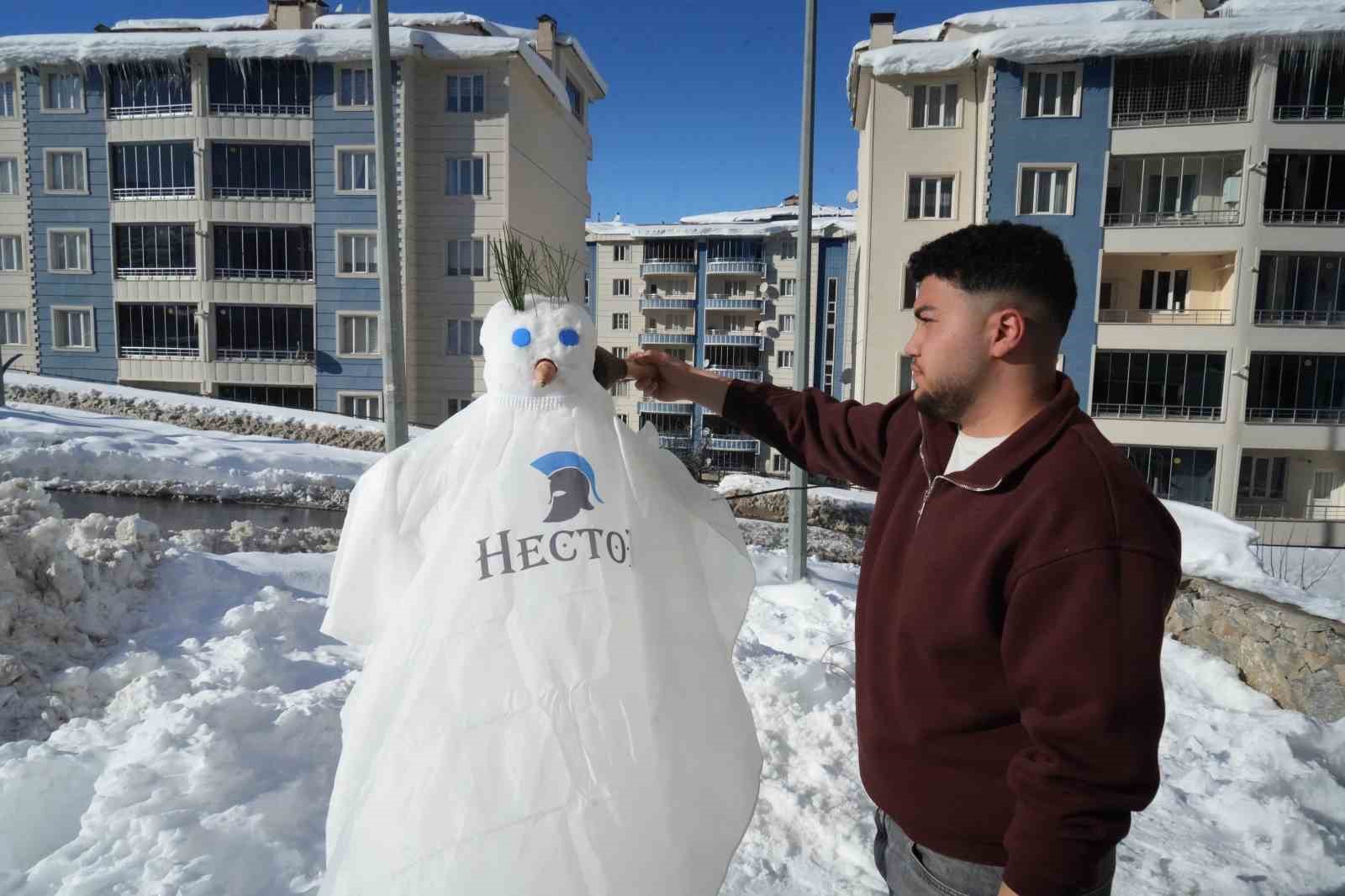 musta kari eglenceye donusturen berberler kardan adami tiras etti 4 7nff3a98