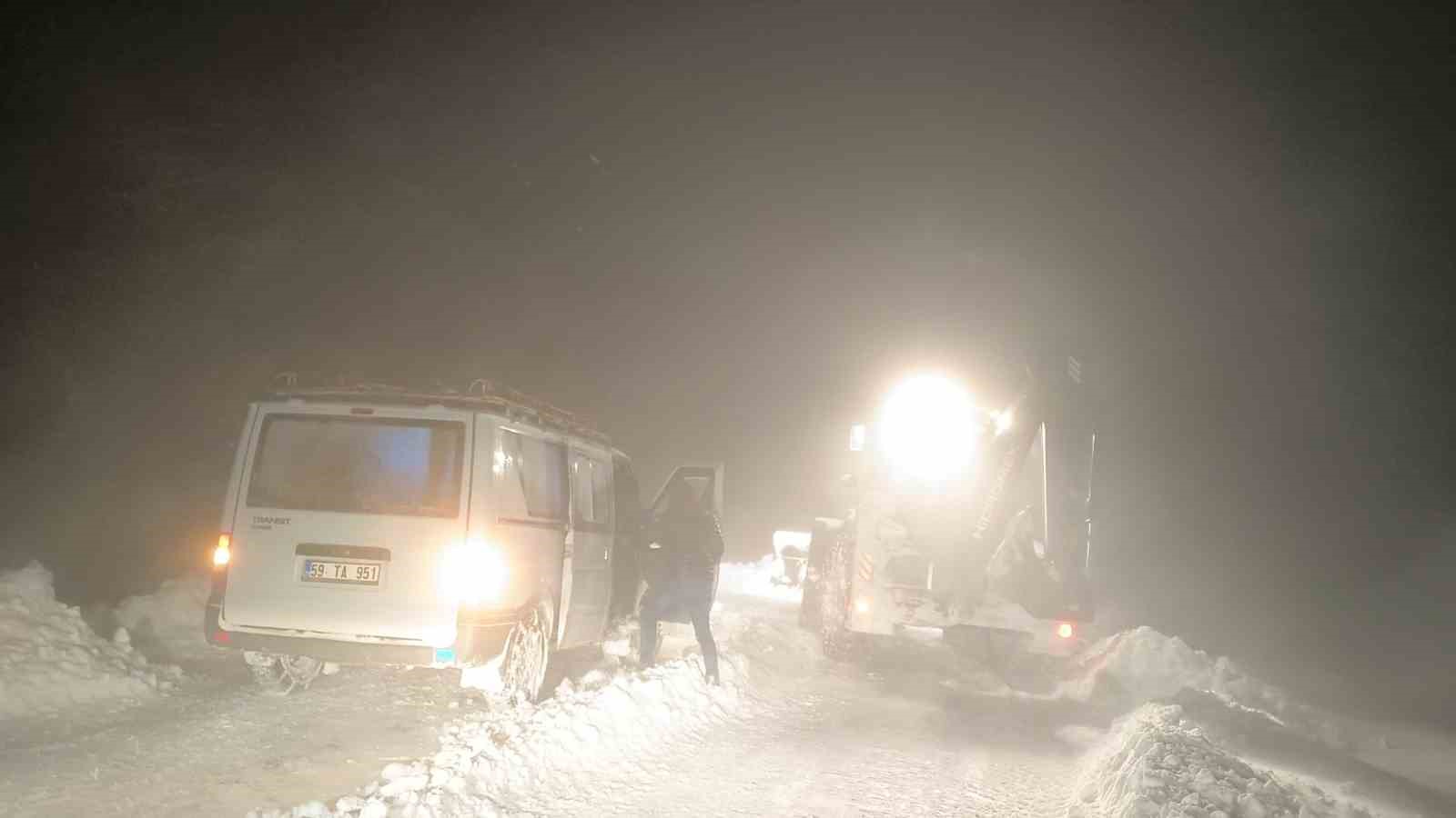 musta koy yolunda mahsur kalan 7 kisi kurtarildi 2 IOCUgBJd
