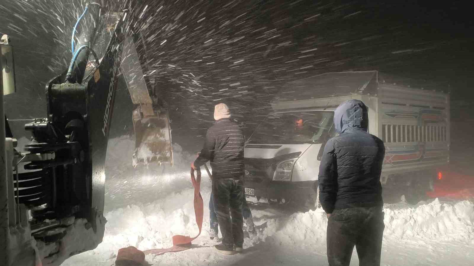 musta koy yolunda mahsur kalan 7 kisi kurtarildi 3 CgVrBAOl