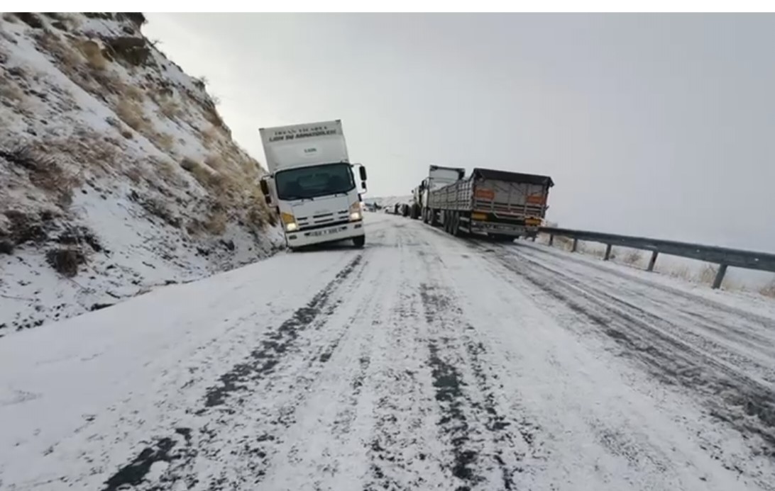 musta mahsur kalan 20 arac kurtarildi 2 b14wAPYe