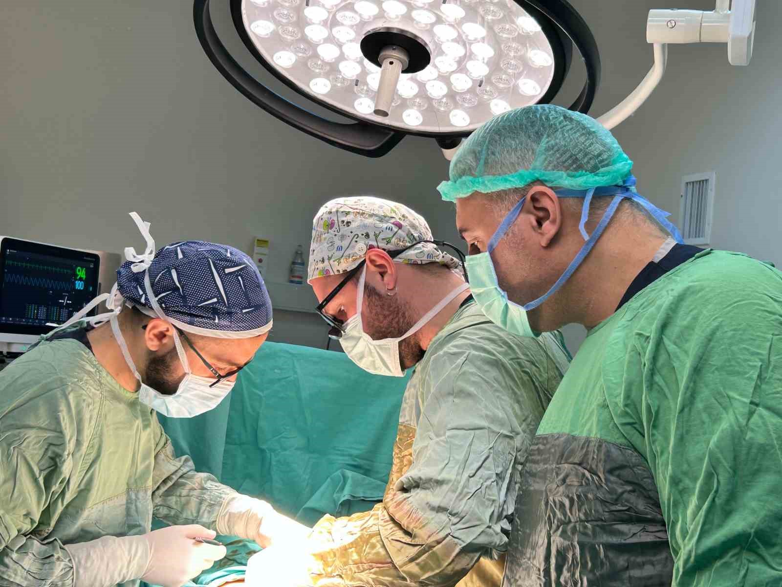 musta midesi delinen cocuk ameliyatla sagligina kavustu 0 35js9fNS