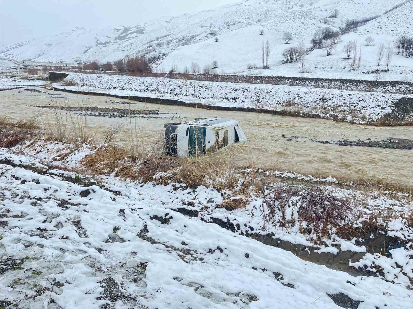 Muş’ta minibüs dereye uçtu: 8 yaralı 5 musta minibus dereye uctu 8 yarali 1 7PPzQlDd