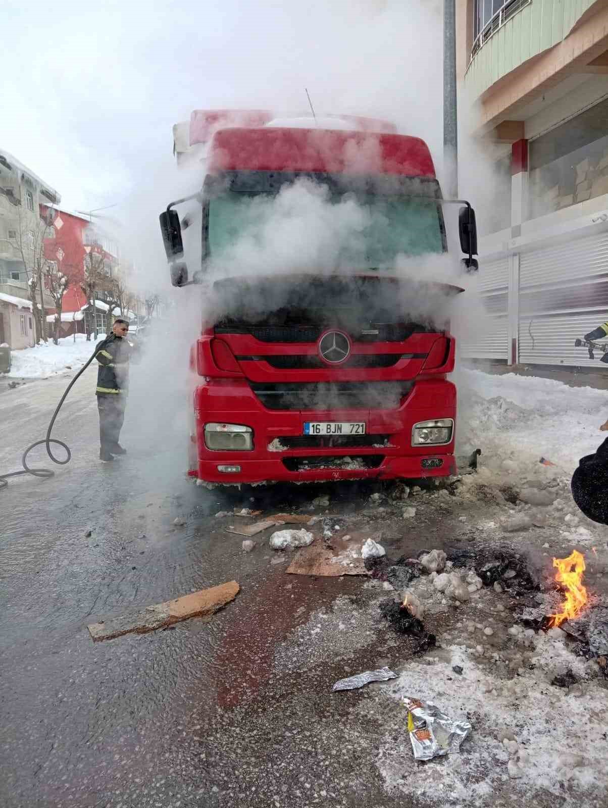Muş’ta park halindeki tırda yangın 5 musta park halindeki tirda yangin 1 8qadCjVj