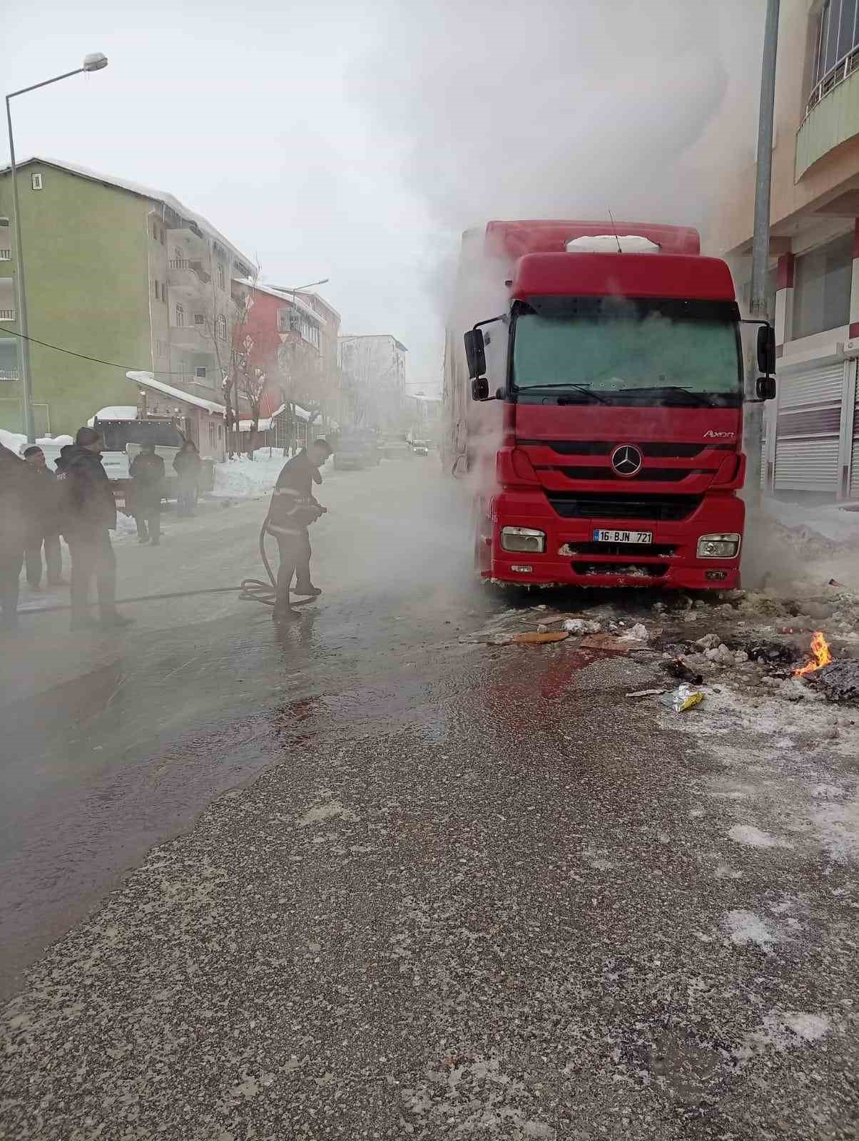 Muş’ta park halindeki tırda yangın 6 musta park halindeki tirda yangin 2