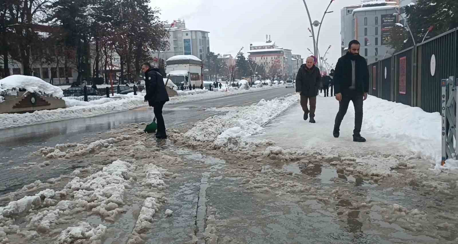 Muş’ta polisten örnek davranış: Su dolan caddeyi kürekle temizledi 4 musta polisten ornek davranis su dolan caddeyi kurekle temizledi 0 7CDi18qW