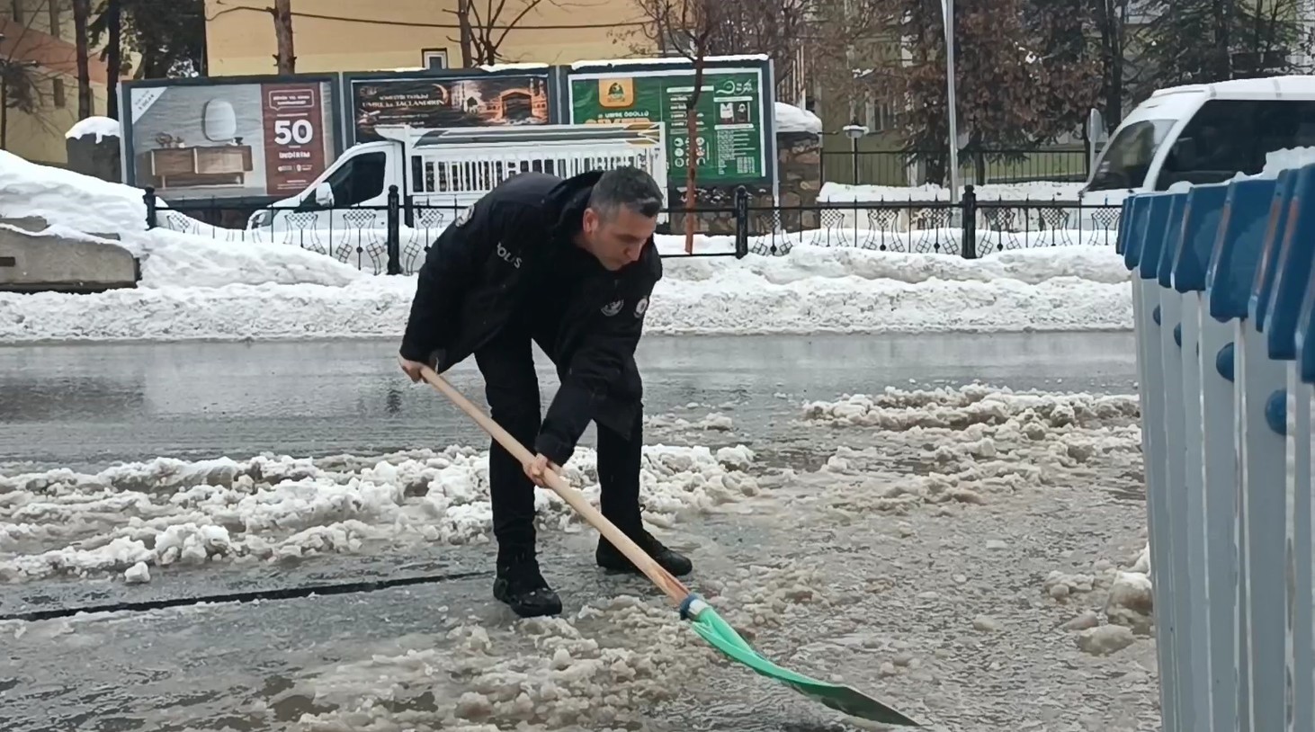Muş’ta polisten örnek davranış: Su dolan caddeyi kürekle temizledi 5 musta polisten ornek davranis su dolan caddeyi kurekle temizledi 1 BzgtnjHq