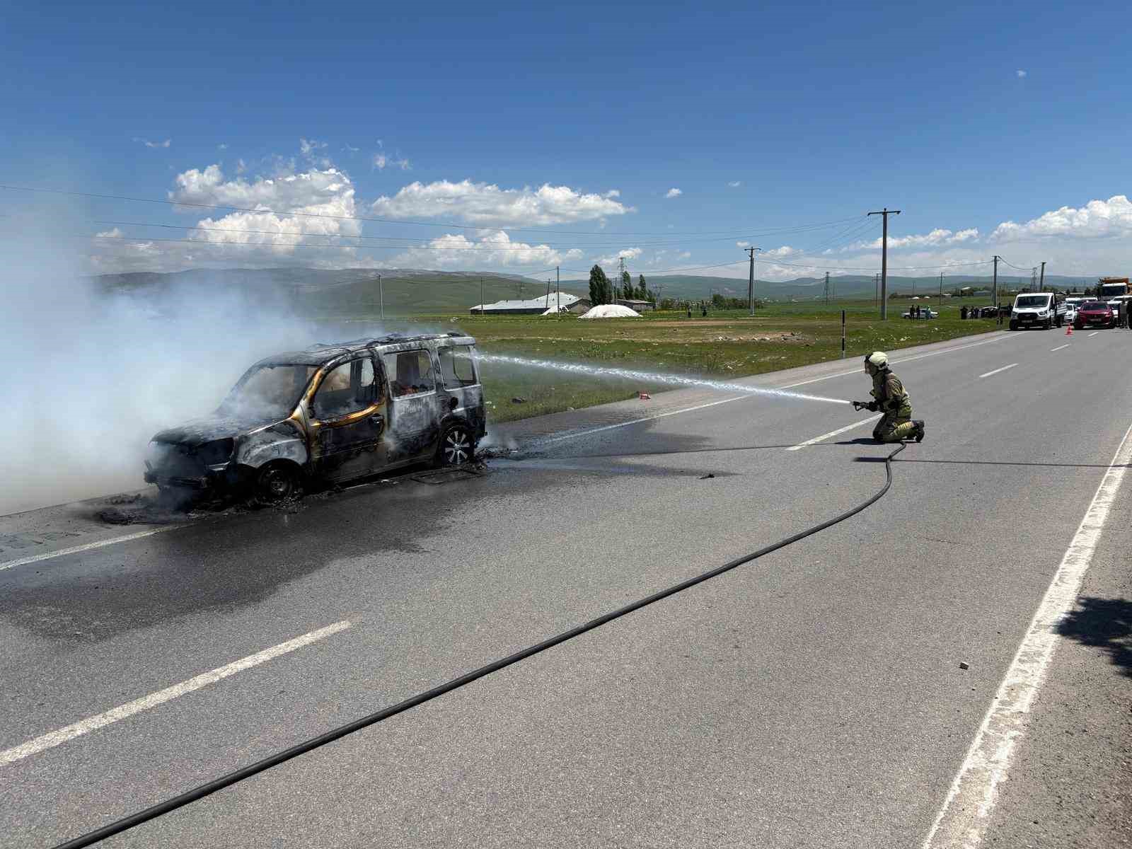 musta seyir halindeki arac alev alev yandi 1 lwOr55gV