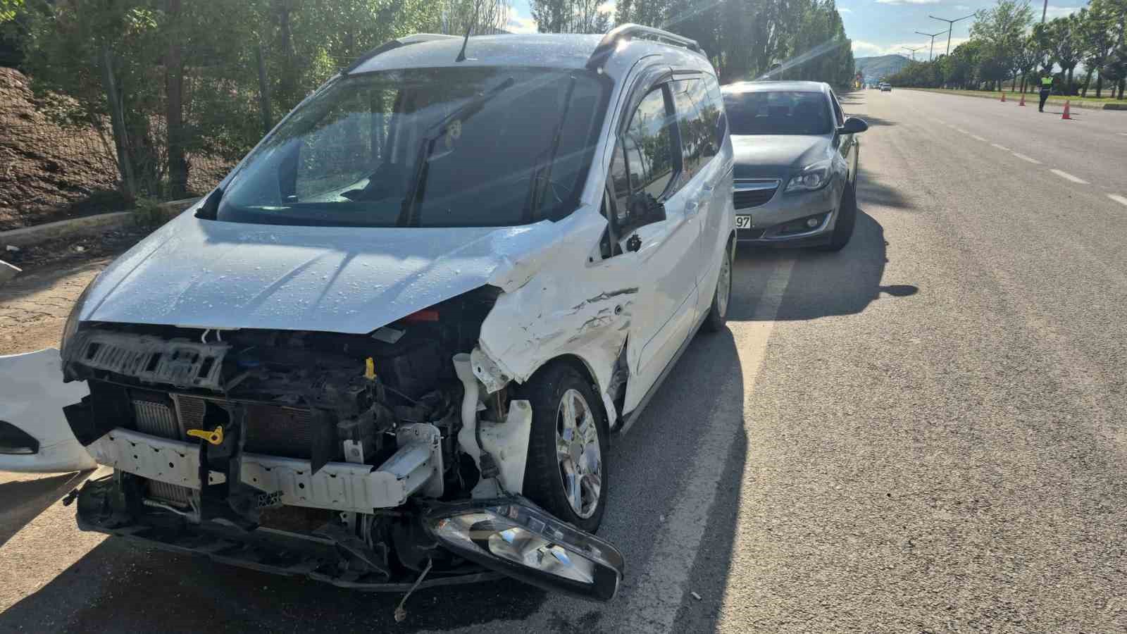 musta takla atan arac refujdeki demirlere saplandi 1 yarali 1 skG5OqOr