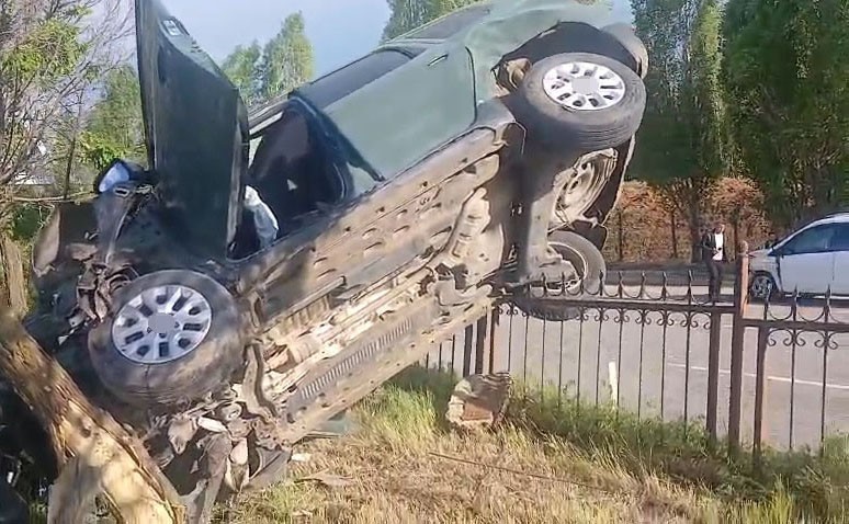 musta takla atan arac refujdeki demirlere saplandi 1 yarali 2 lEQB3rUF