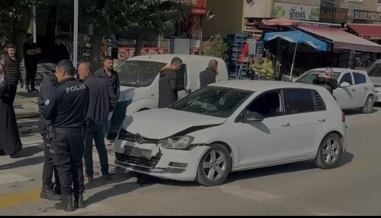 musta trafik kazasi 2 yarali 0 GYapdCW6