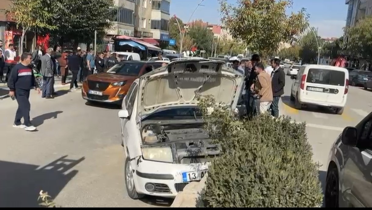musta trafik kazasi 2 yarali 1 DBfUD1Bh