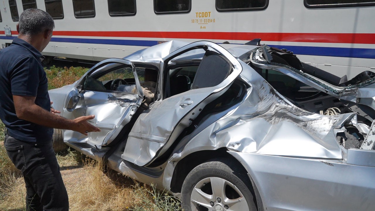 musta tren otomobile carpti 3 yarali 0 mXfPEIIt