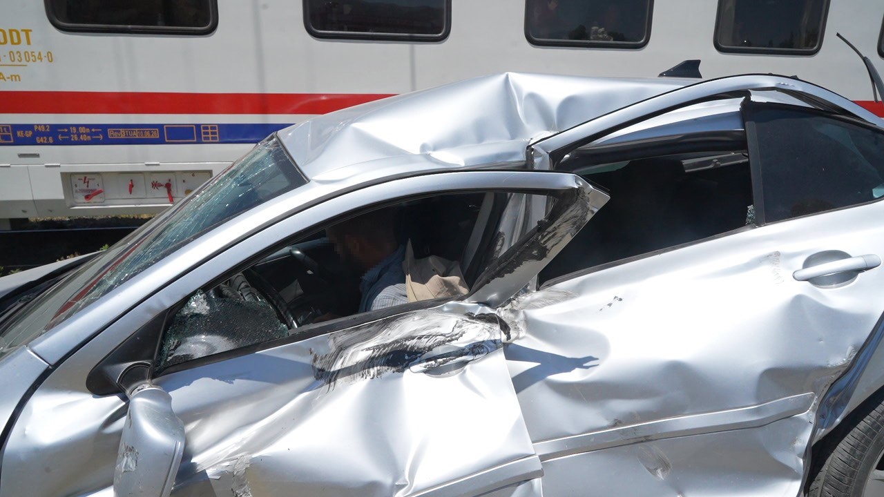 musta tren otomobile carpti 3 yarali 1 LSBfnkNS