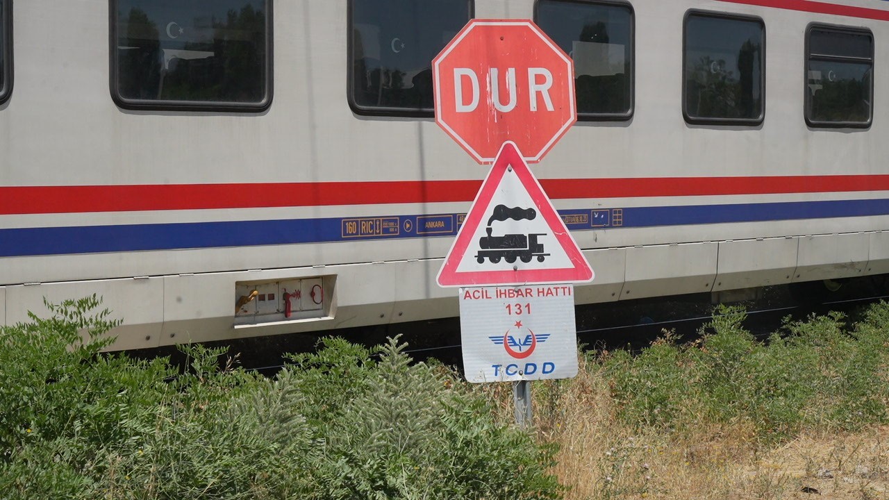 musta tren otomobile carpti 3 yarali 2 GBU7n6kB