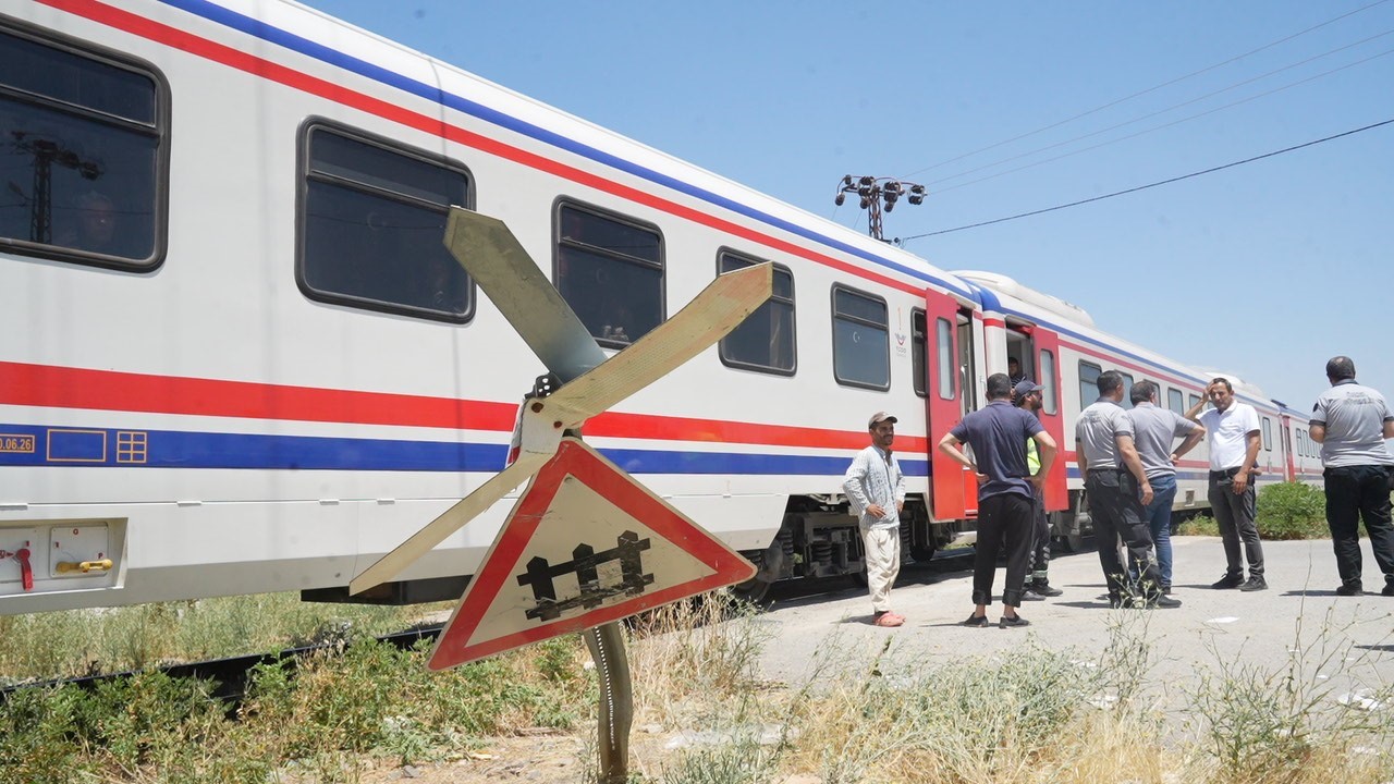 musta tren otomobile carpti 3 yarali 3 Z6JC6Th3