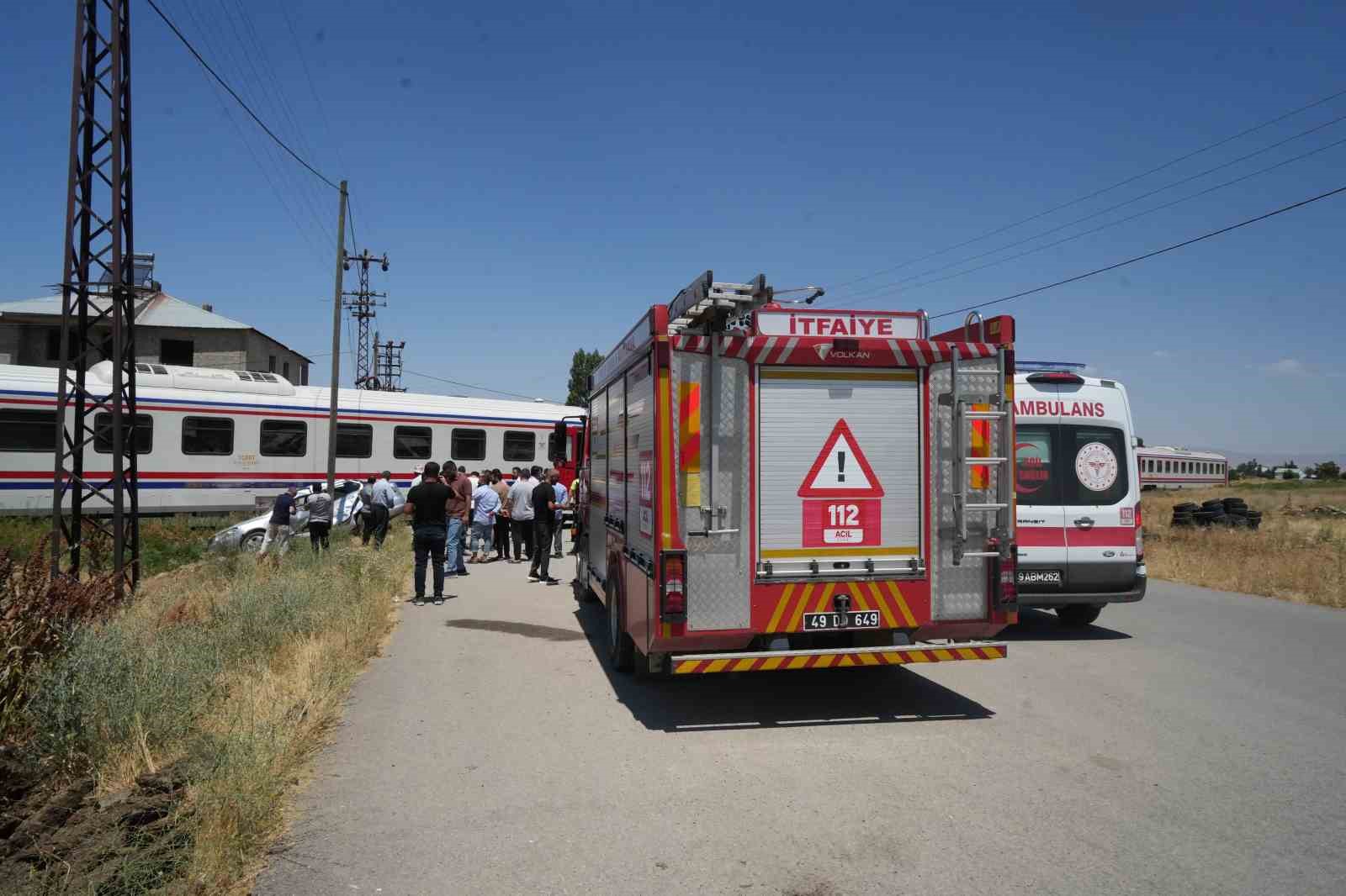 musta tren otomobile carpti 3 yarali 4 jleBI3k4