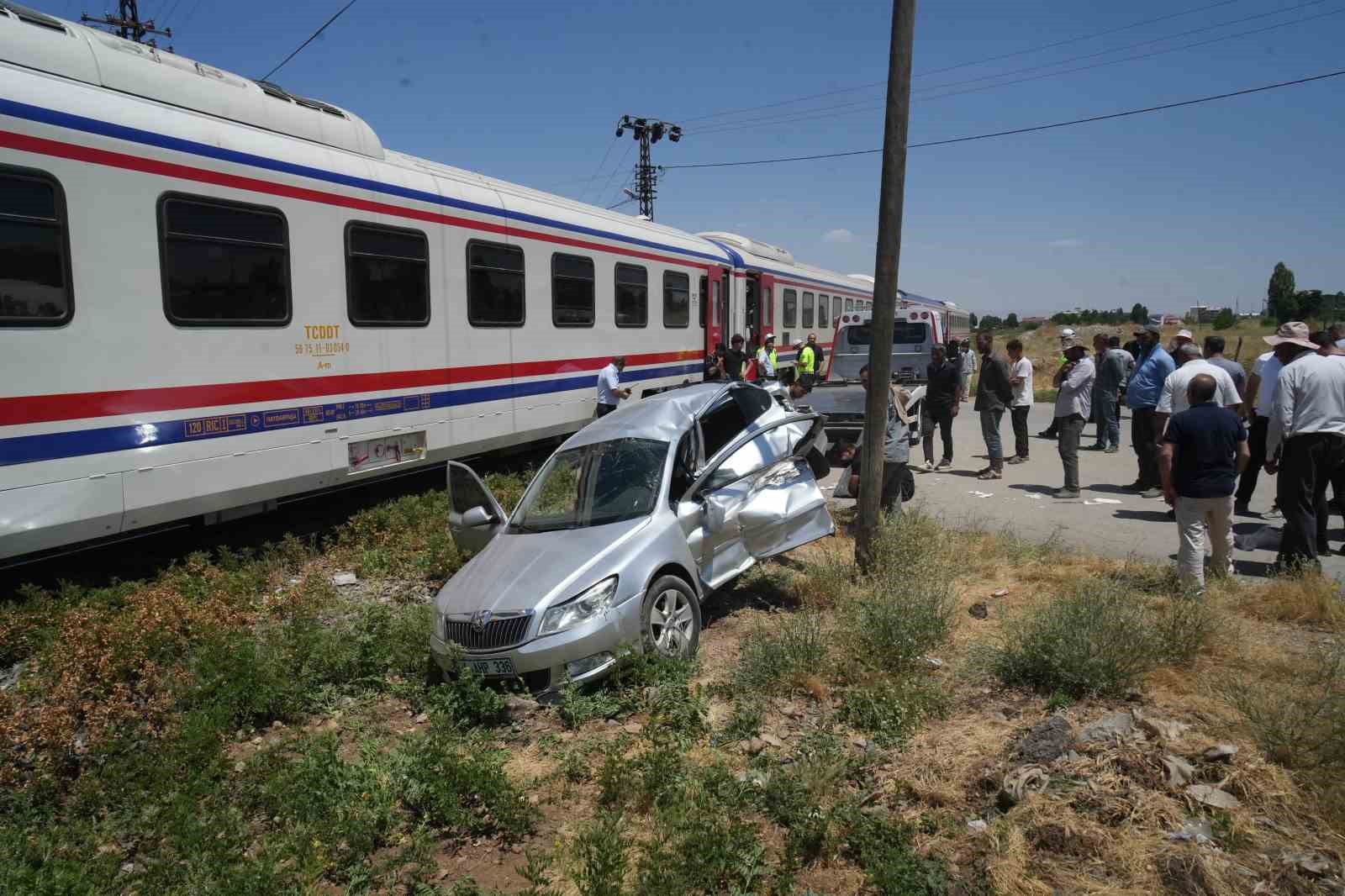 musta tren otomobile carpti 3 yarali 5 1zwu5YjD
