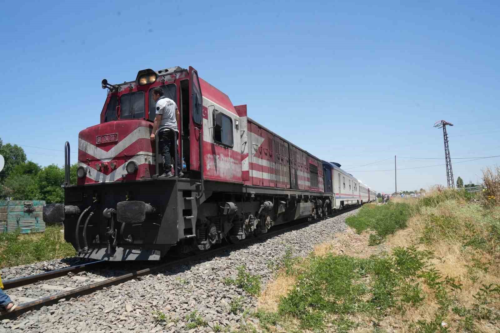 musta tren otomobile carpti 3 yarali 6 nTrDuq9L