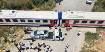 musta-tren-otomobile-carpti-3-yarali-dWWGOiA2.jpg