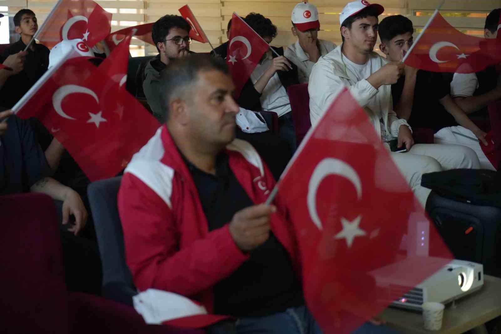 Muş’ta Türkiye-Avustralya maçı dev ekranda izlendi 6 musta turkiye avustralya maci dev ekranda izlendi 2 GDfdTT77
