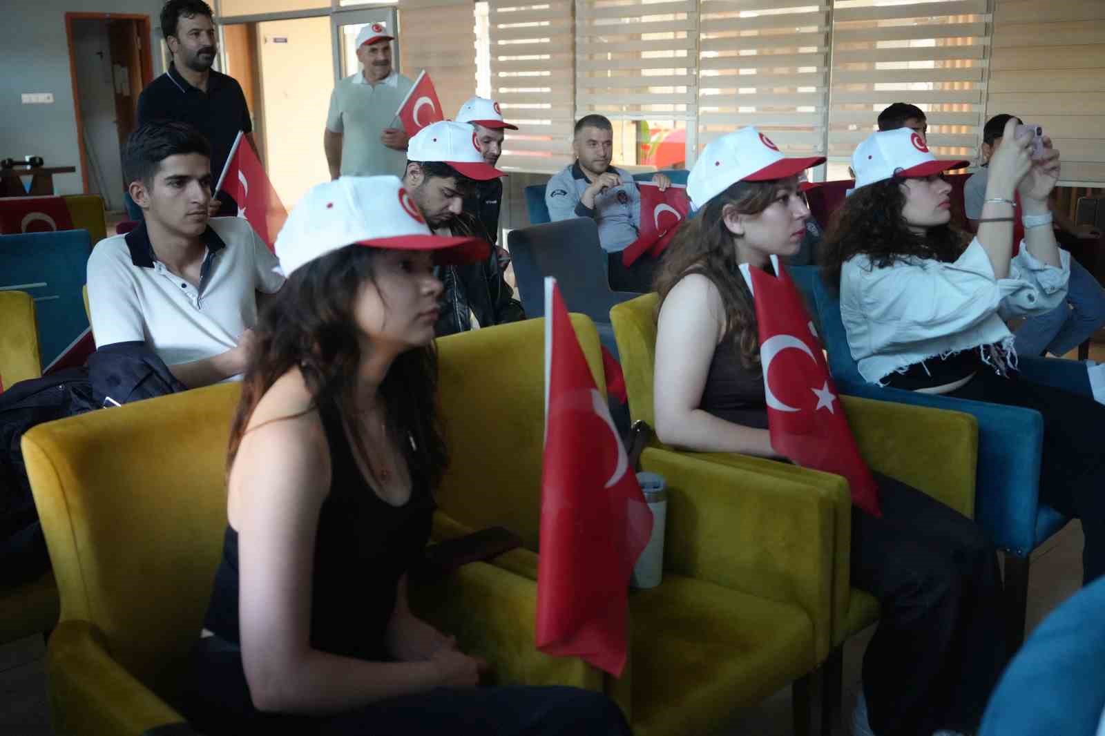 Muş’ta Türkiye-Avustralya maçı dev ekranda izlendi 7 musta turkiye avustralya maci dev ekranda izlendi 3 wuXUPi4u