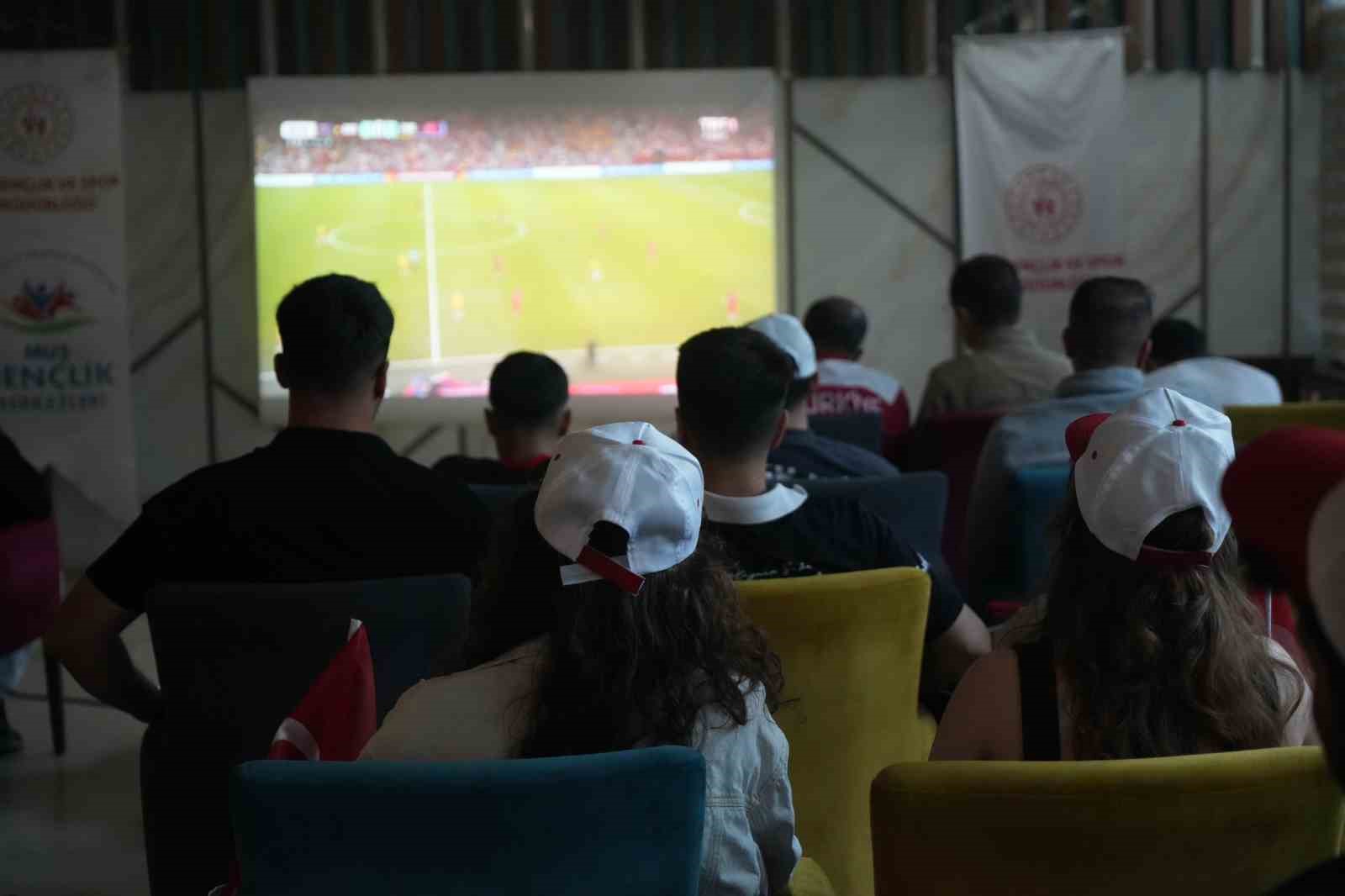 Muş’ta Türkiye-Avustralya maçı dev ekranda izlendi 9 musta turkiye avustralya maci dev ekranda izlendi 5 LVdGil6t