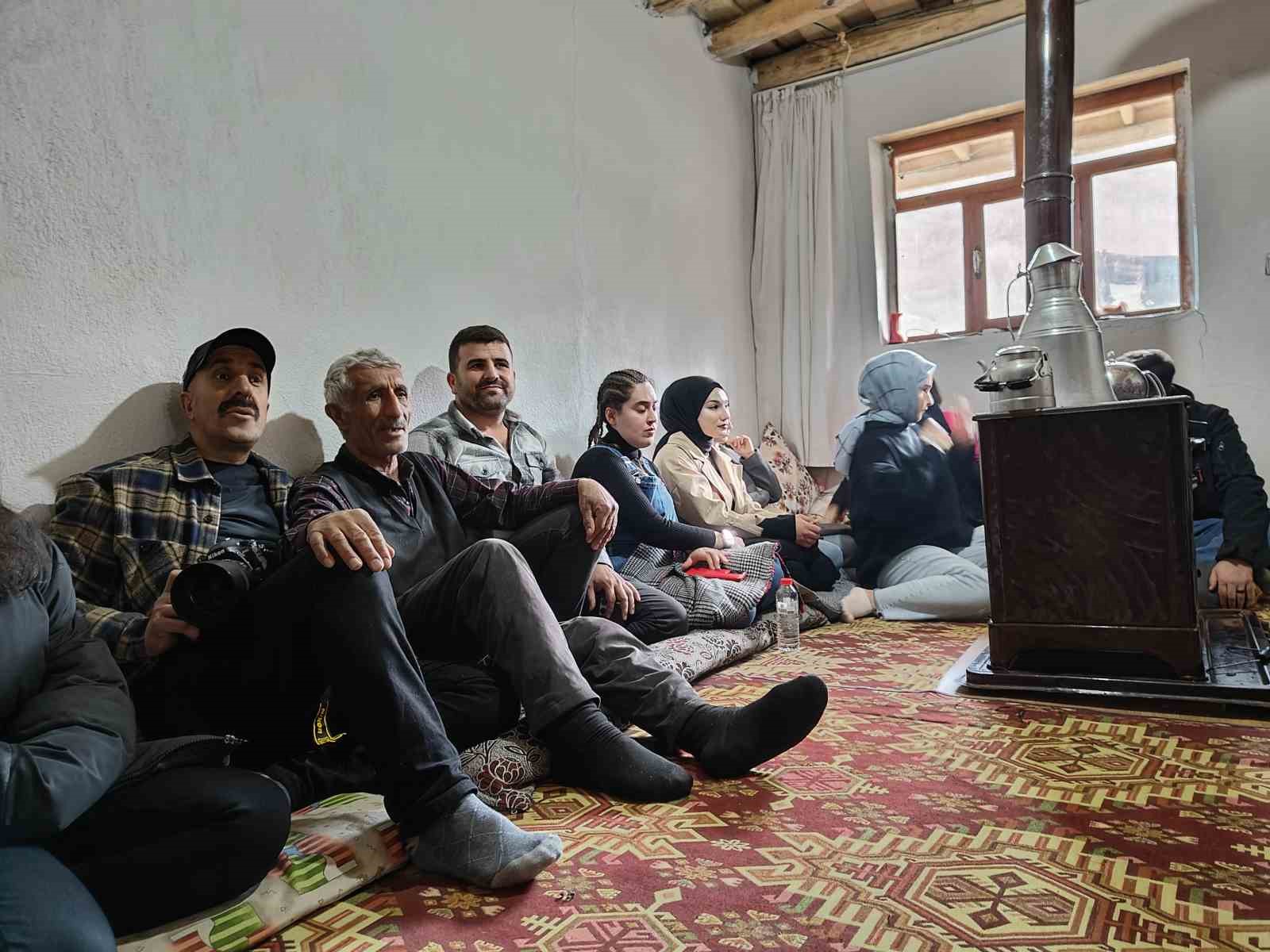 musta universite ogrencileri dogayi gezerek dengbejlik kulturuyle bulustu 0 sIHEC7Yb
