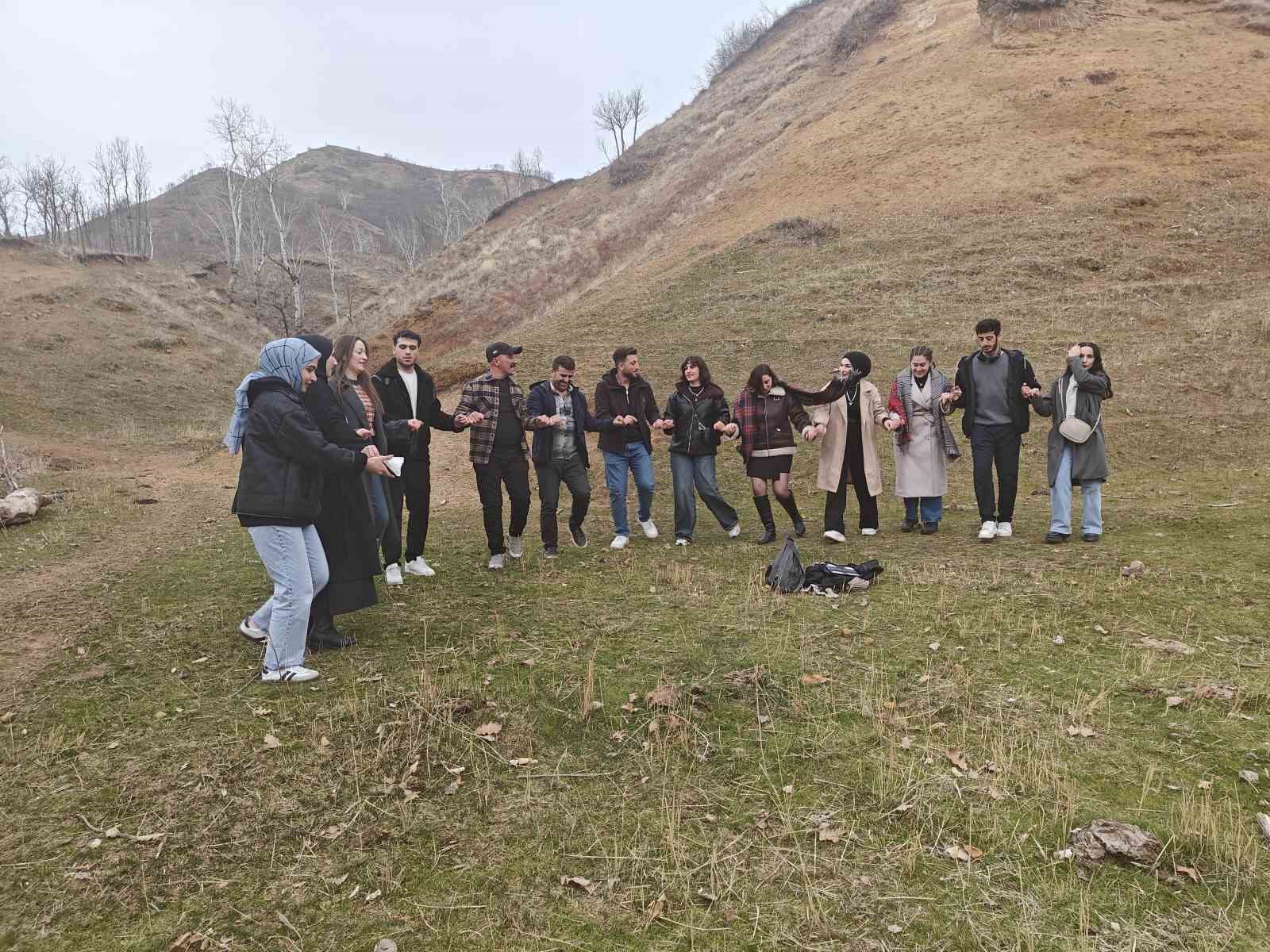 musta universite ogrencileri dogayi gezerek dengbejlik kulturuyle bulustu 1 IdSPaPNt