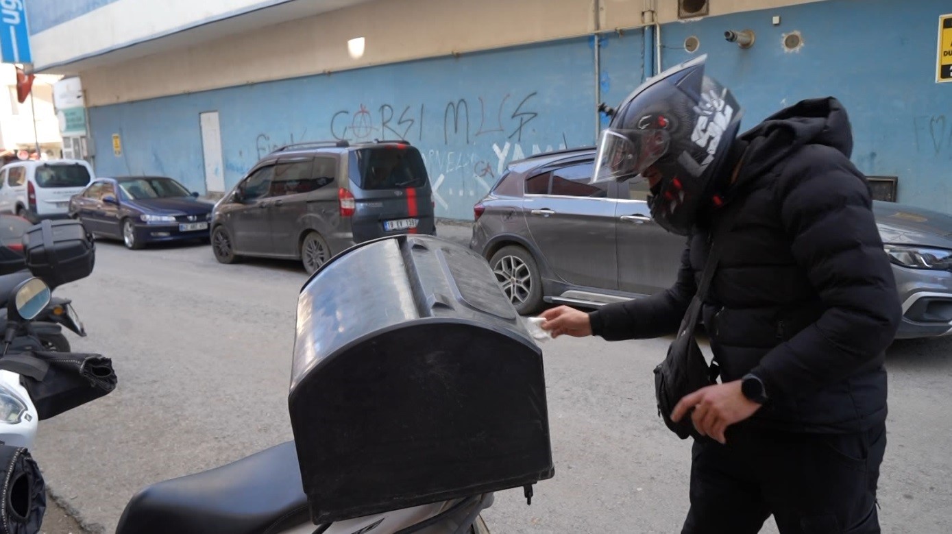musta usuyen kuryeye eldivenini veren polis gonulleri isitti 1 tGdrSenX