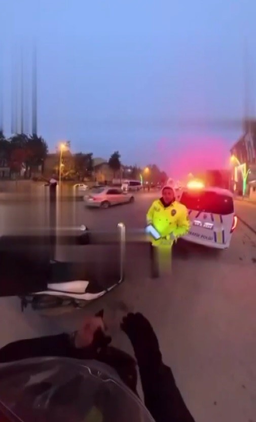 musta usuyen kuryeye eldivenini veren polis gonulleri isitti 2 5yhXROdT