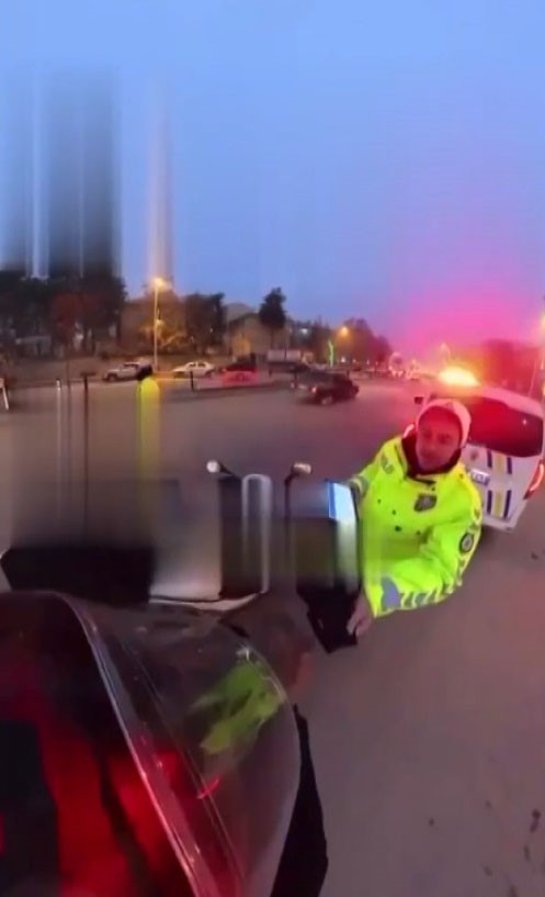 musta usuyen kuryeye eldivenini veren polis gonulleri isitti 3 6hqem91p