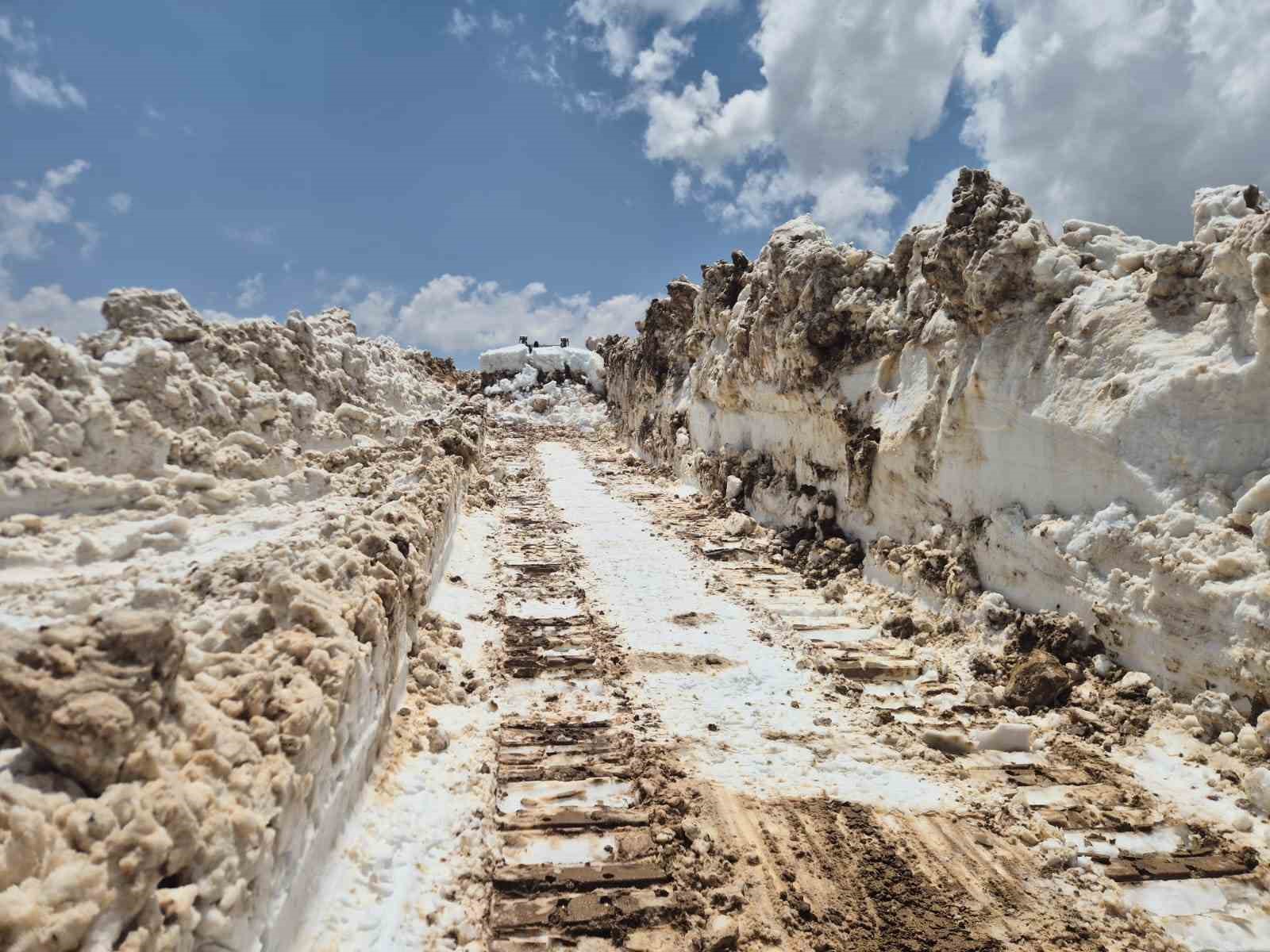 musta yaz mevsiminde karla mucadele suruyor 1