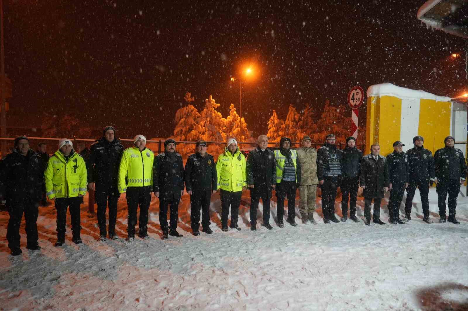 musta yeni yil mesaisi vali cakir sahadaki ekipleri ziyaret etti 10 SmuVyl9A