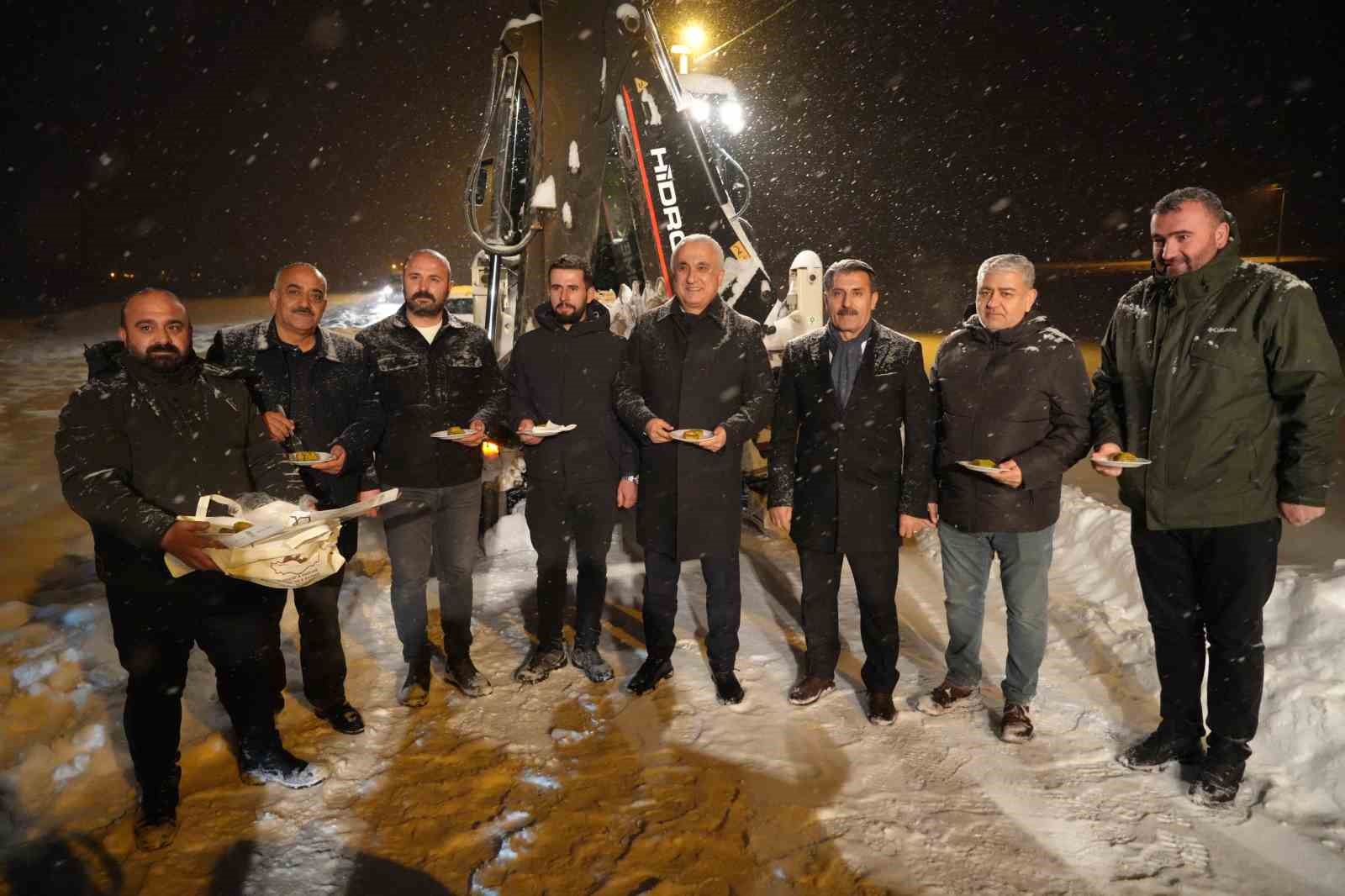 musta yeni yil mesaisi vali cakir sahadaki ekipleri ziyaret etti 15 sVahQHer