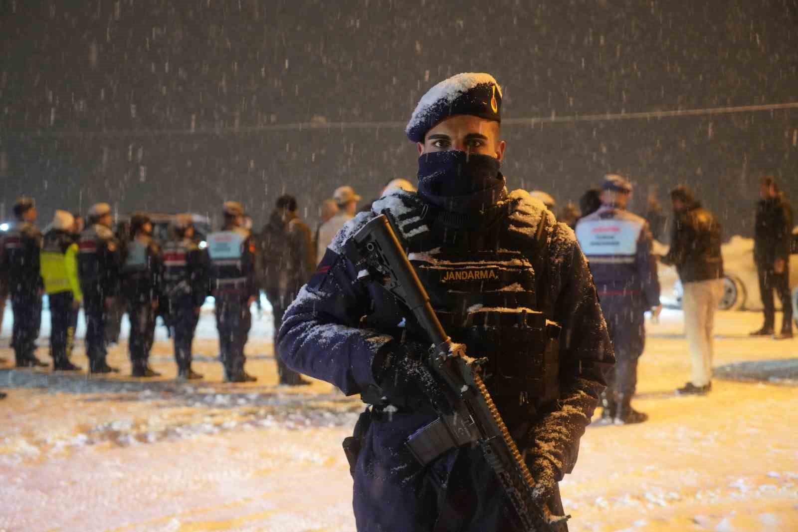 musta yeni yil mesaisi vali cakir sahadaki ekipleri ziyaret etti 16 Cbj24KIk