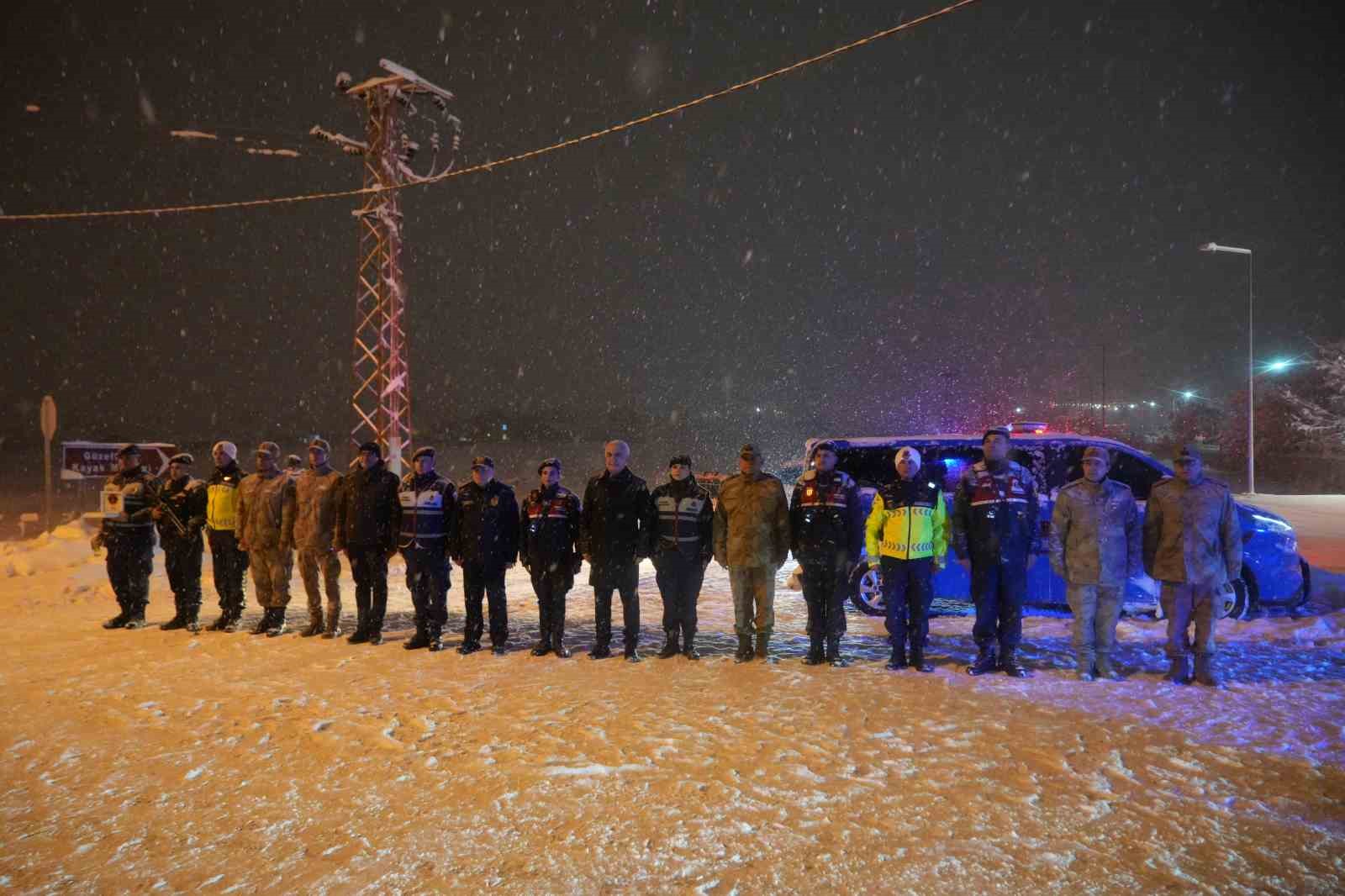 musta yeni yil mesaisi vali cakir sahadaki ekipleri ziyaret etti 17